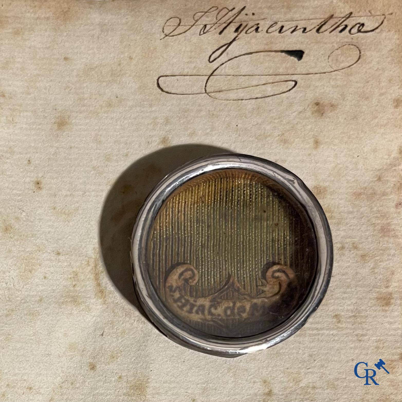 Objets religieux, un lot de 4 thecas scellés qui contiennent ensemble 23 reliques et plusieurs cedulas.