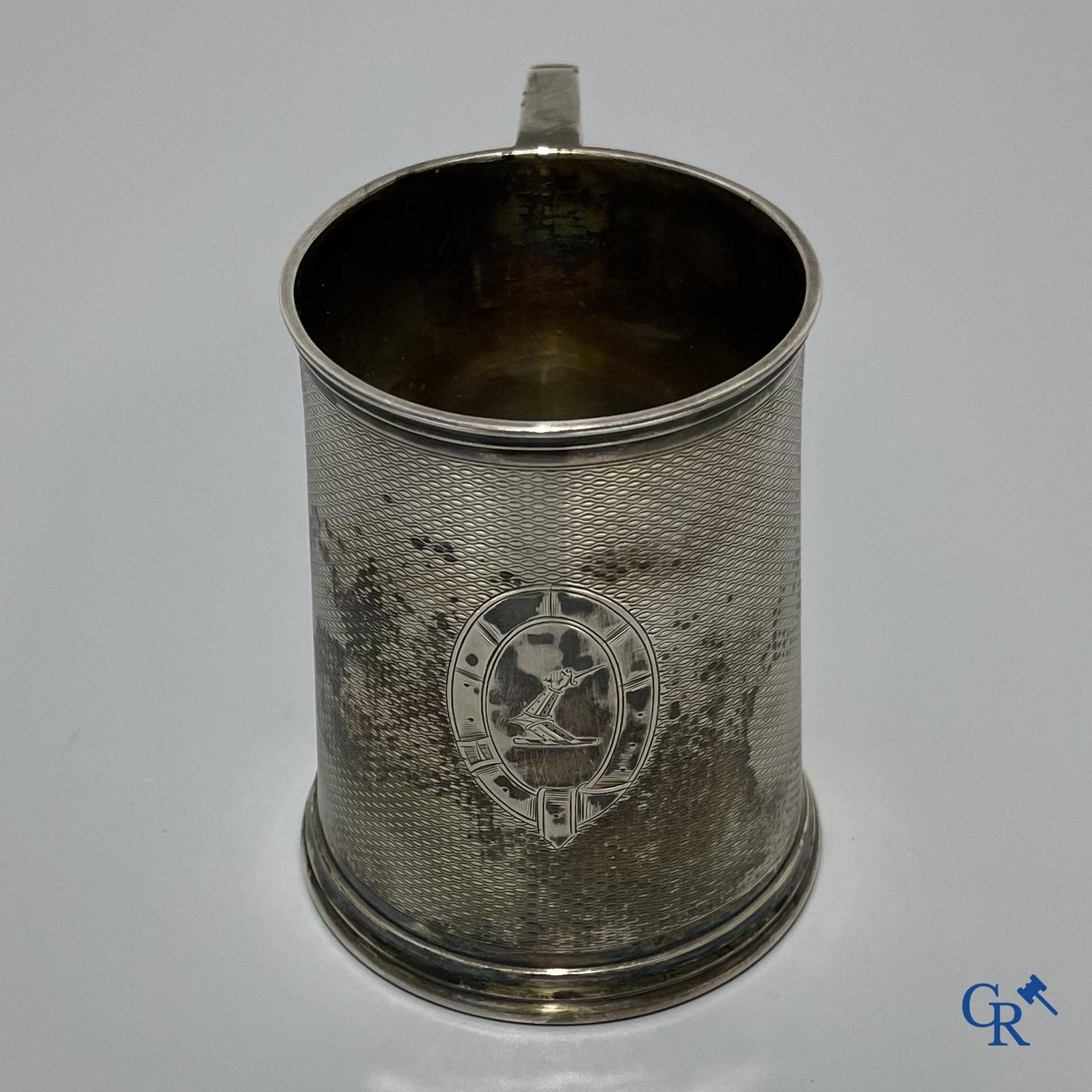 Une chope en argent avec fond en verre. XVIIIème-XIXème siècle. Aucune poinçon visible.