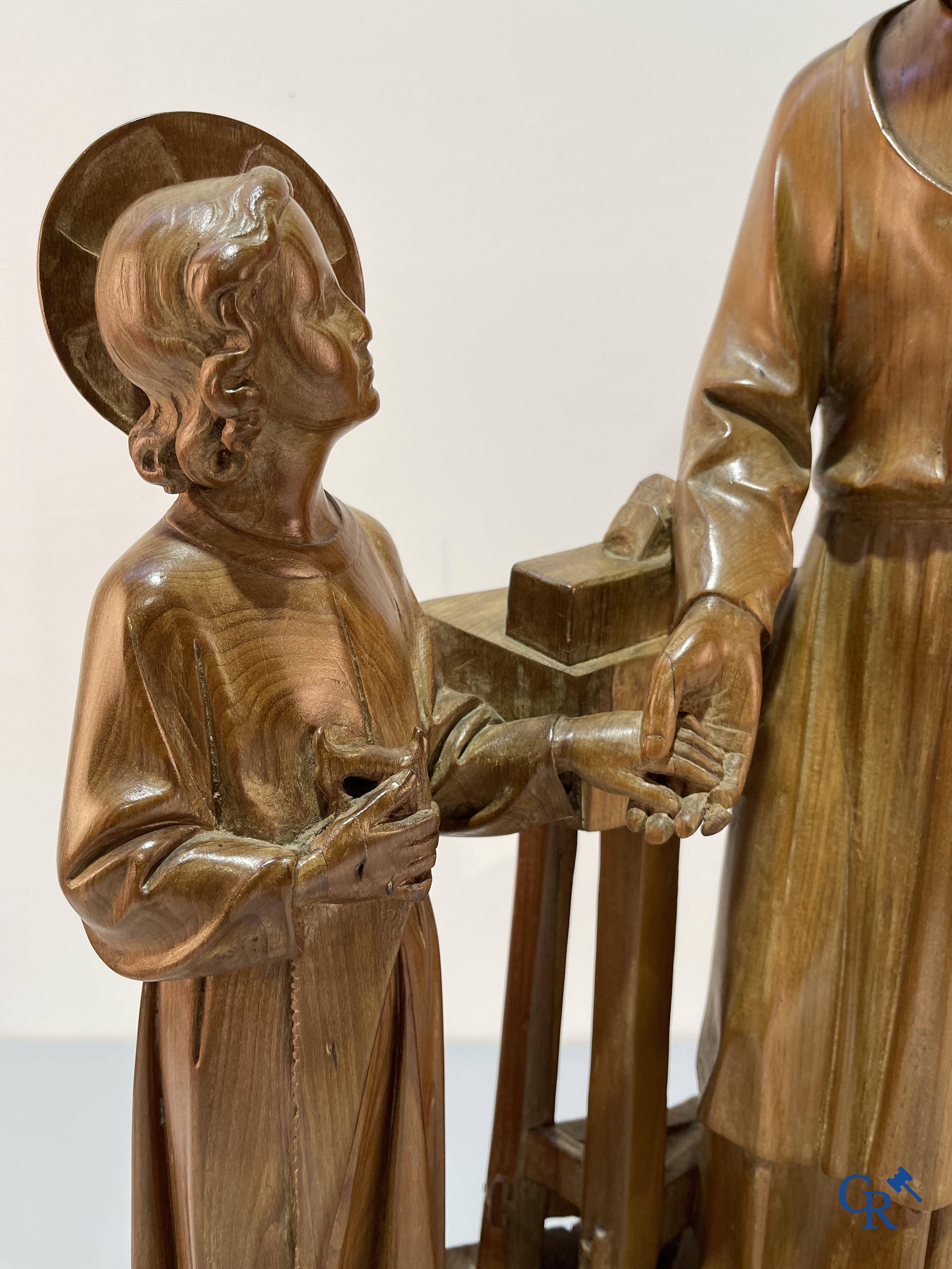 Une rare représentation en bois sculptée de Saint-Joseph avec l'enfant Jésus dans l'atelier du menuisier. Vers 1940.