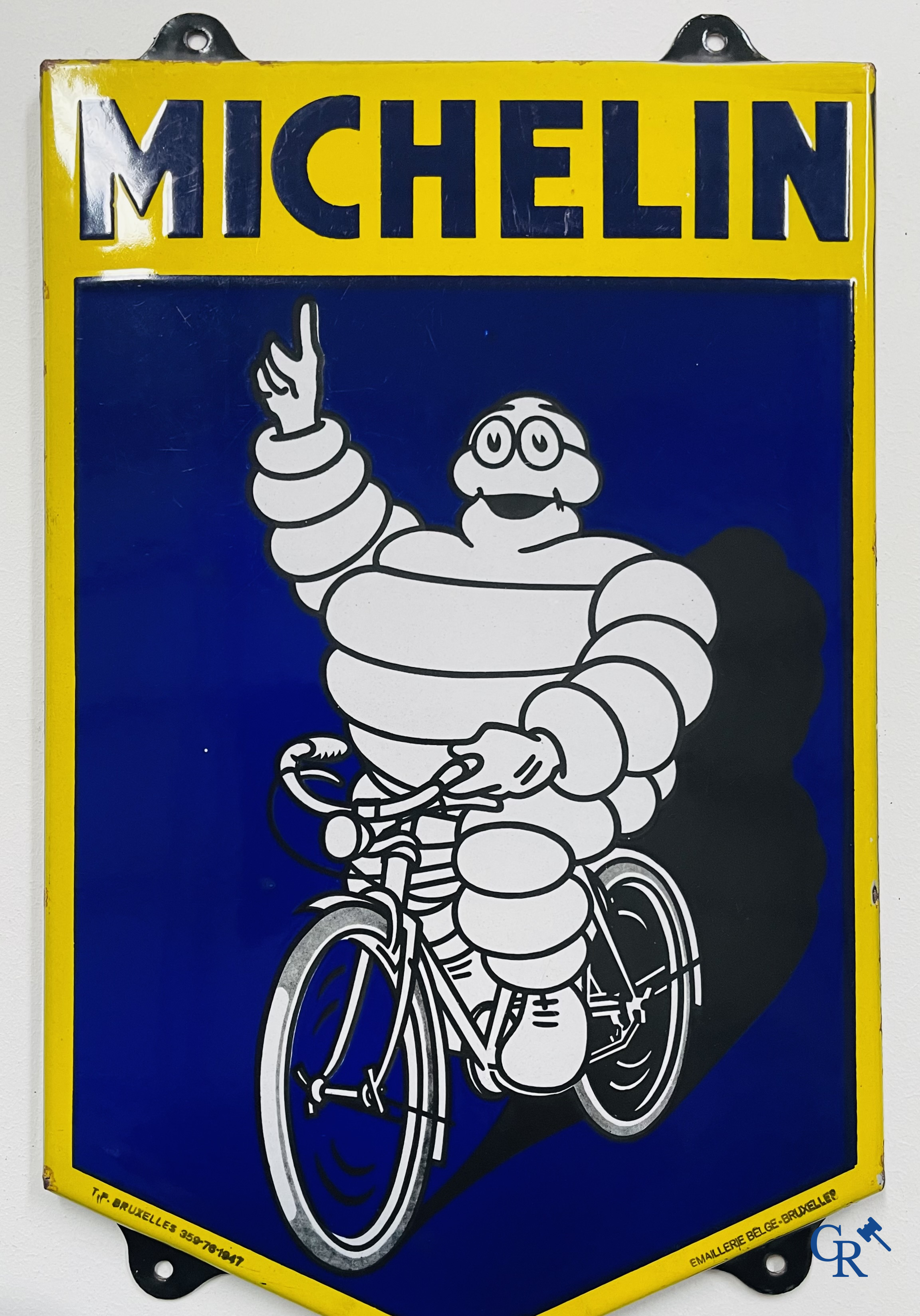 Michelin, emaille reclamebord met Bibendum op fiets. Emaillerie Belge. T.P. Bruxelles 1947.