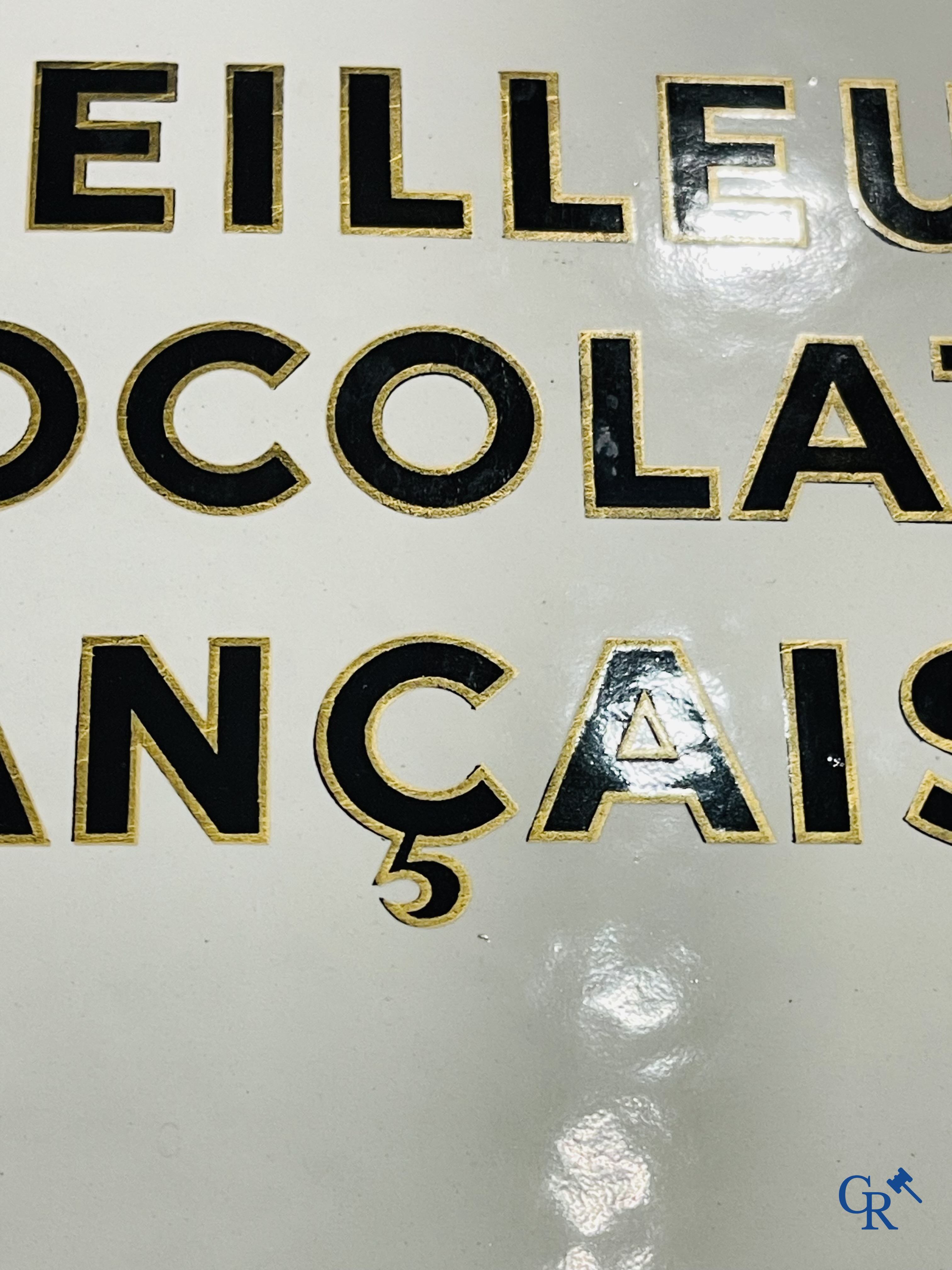 Chocolat Pupier, plaque émaillée illustré du personnage de Jean D'Ylen, vers 1930.