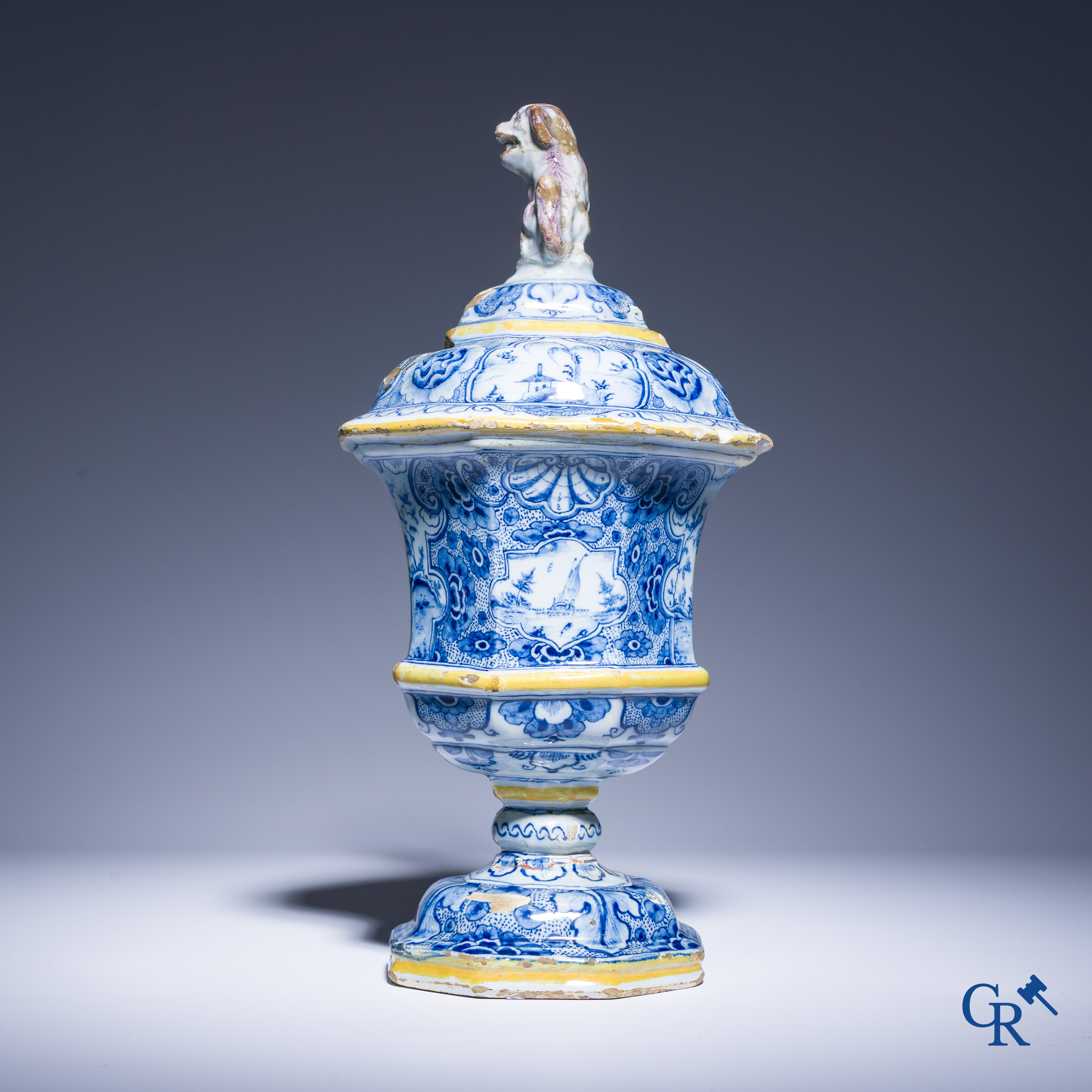 Delfts aardewerk, zeldzame polychrome spaarpot met een zittende hond en taferelen. 18e eeuw.