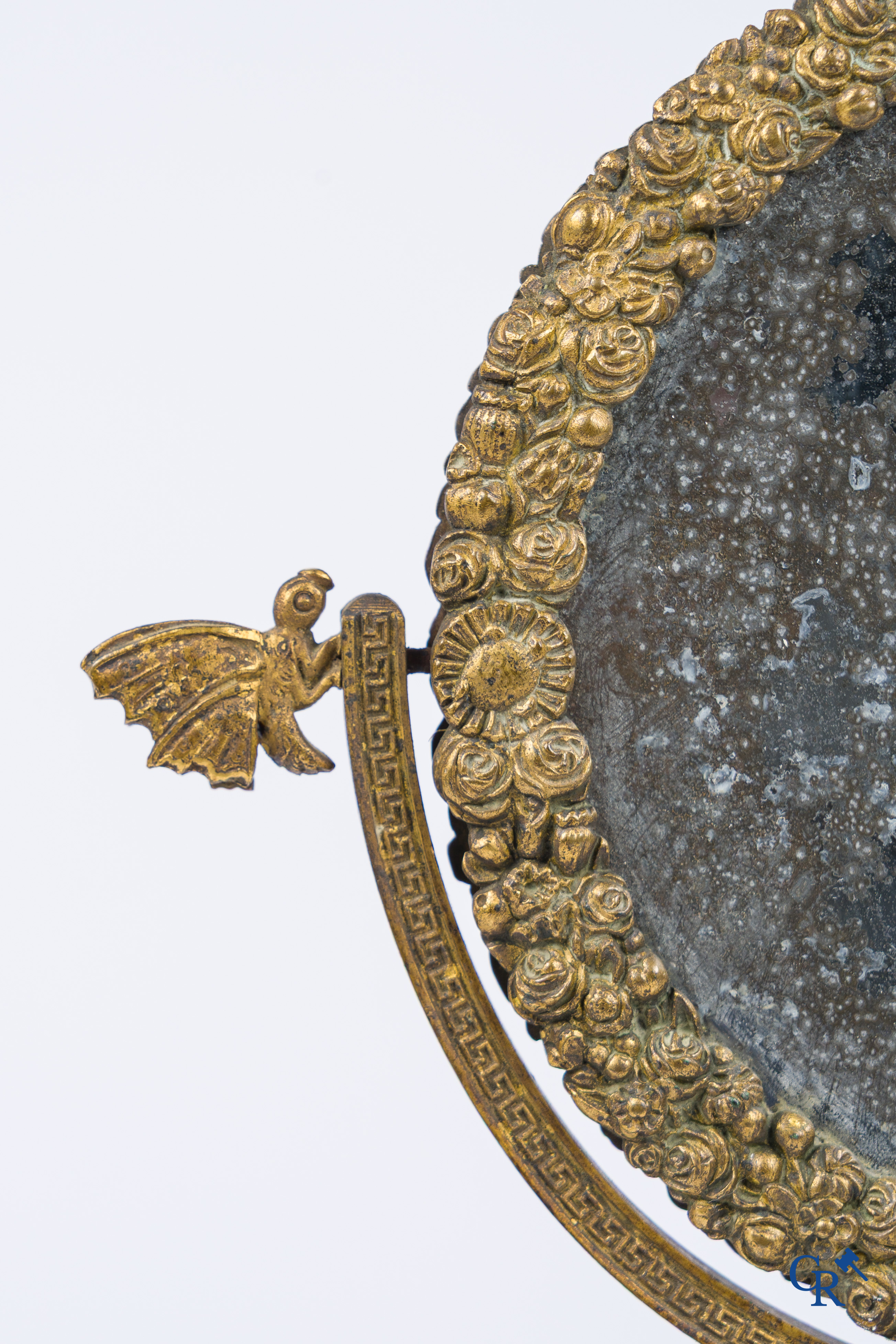Empire, miroir de toilette en bronze ciselé et doré avec un cupidon et des papillons. Début du 19ème siècle.