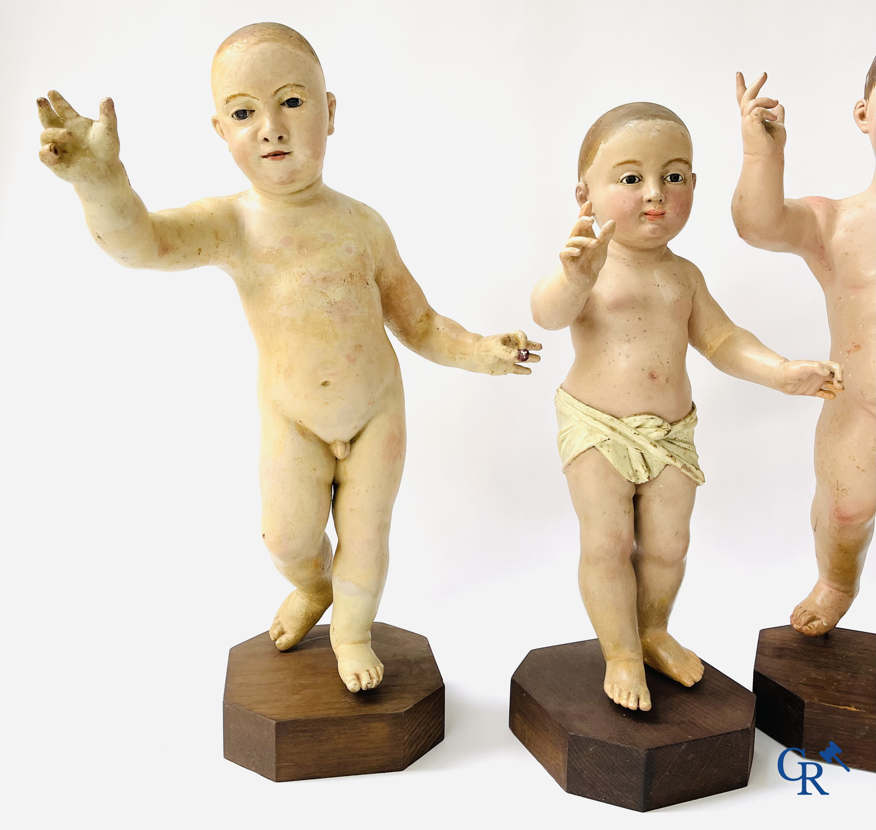 3 gesculpteerde en gepolychromeerde houten voorstellingen van Jezus als kind. 18e - 19e eeuw.