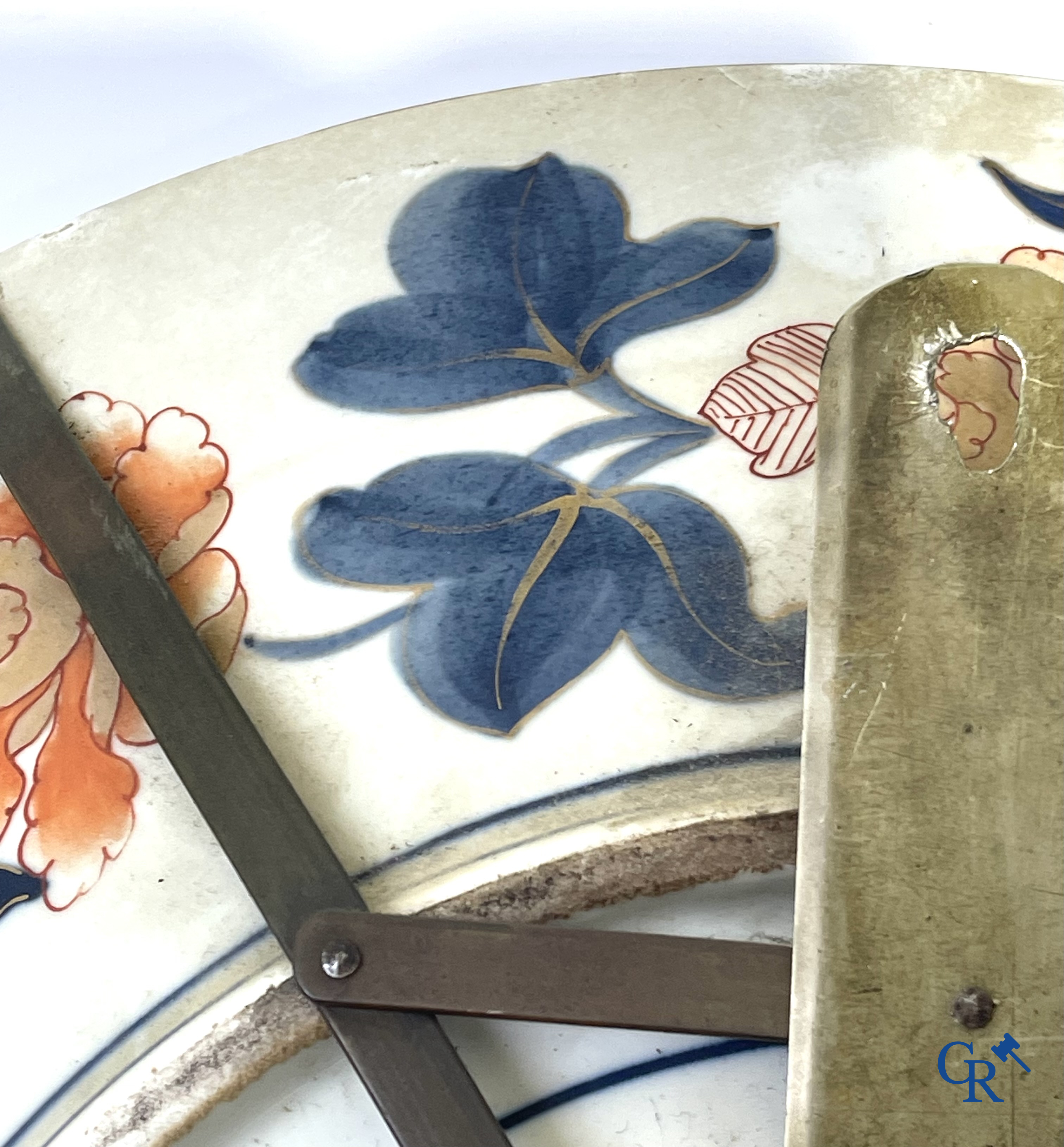 Asian Art, an imposing Japanese porcelain Imari dish. 19th century.