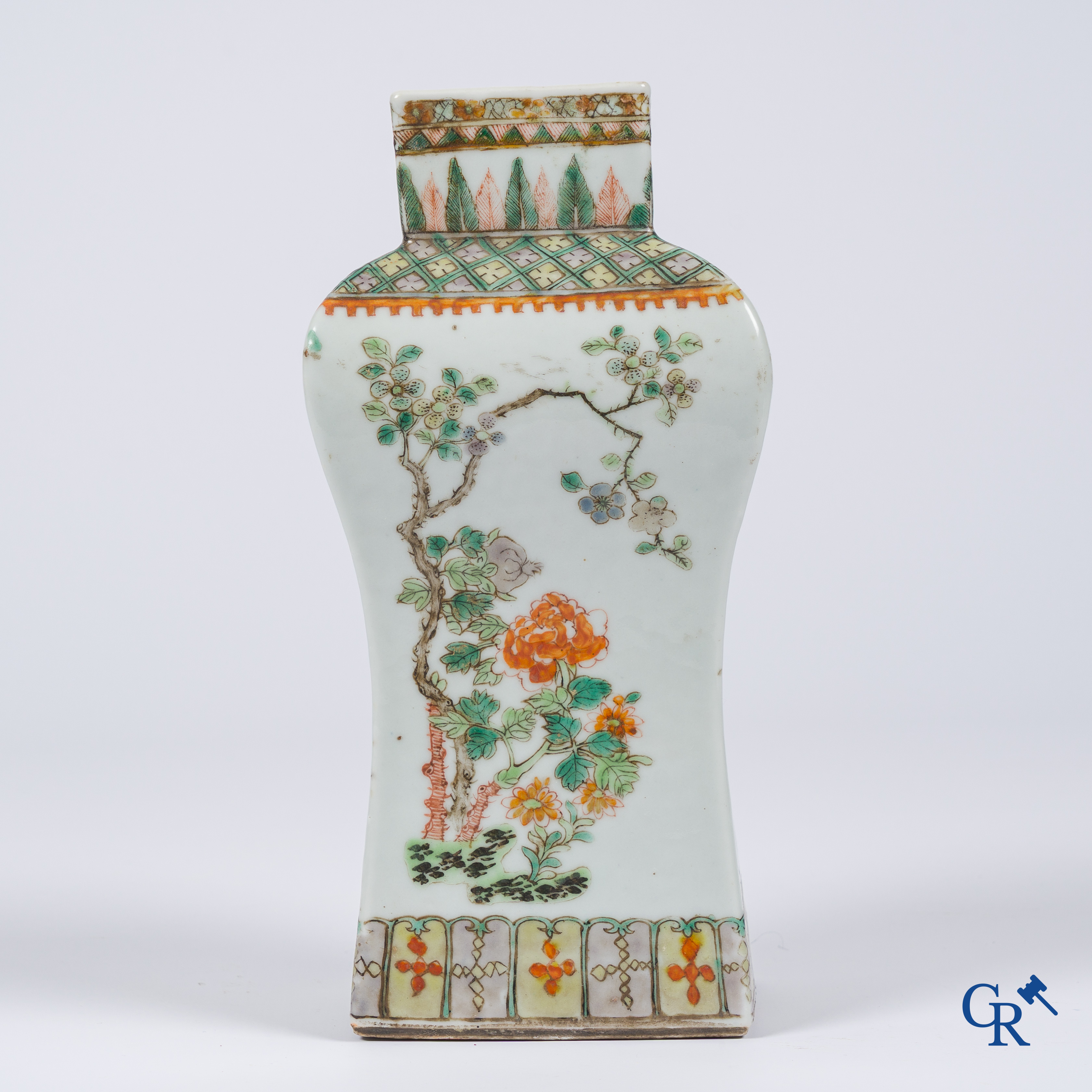 Asian Art, Chinese porcelain. A famille rose vase. Kangxi. Marked.