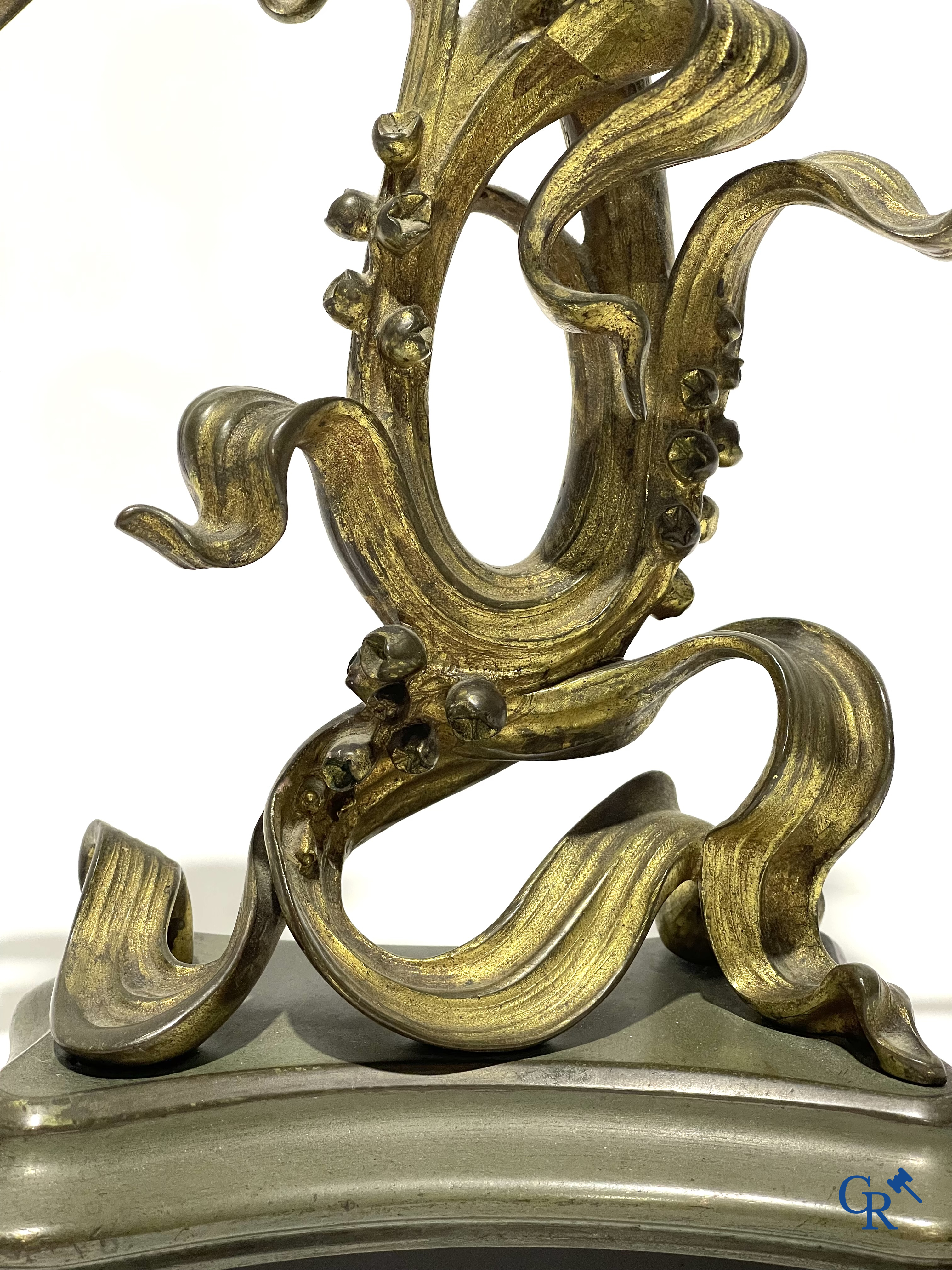 Art Nouveau, een 3-delige bronzen schouwgarnituur in Jugendstil. Circa 1900.