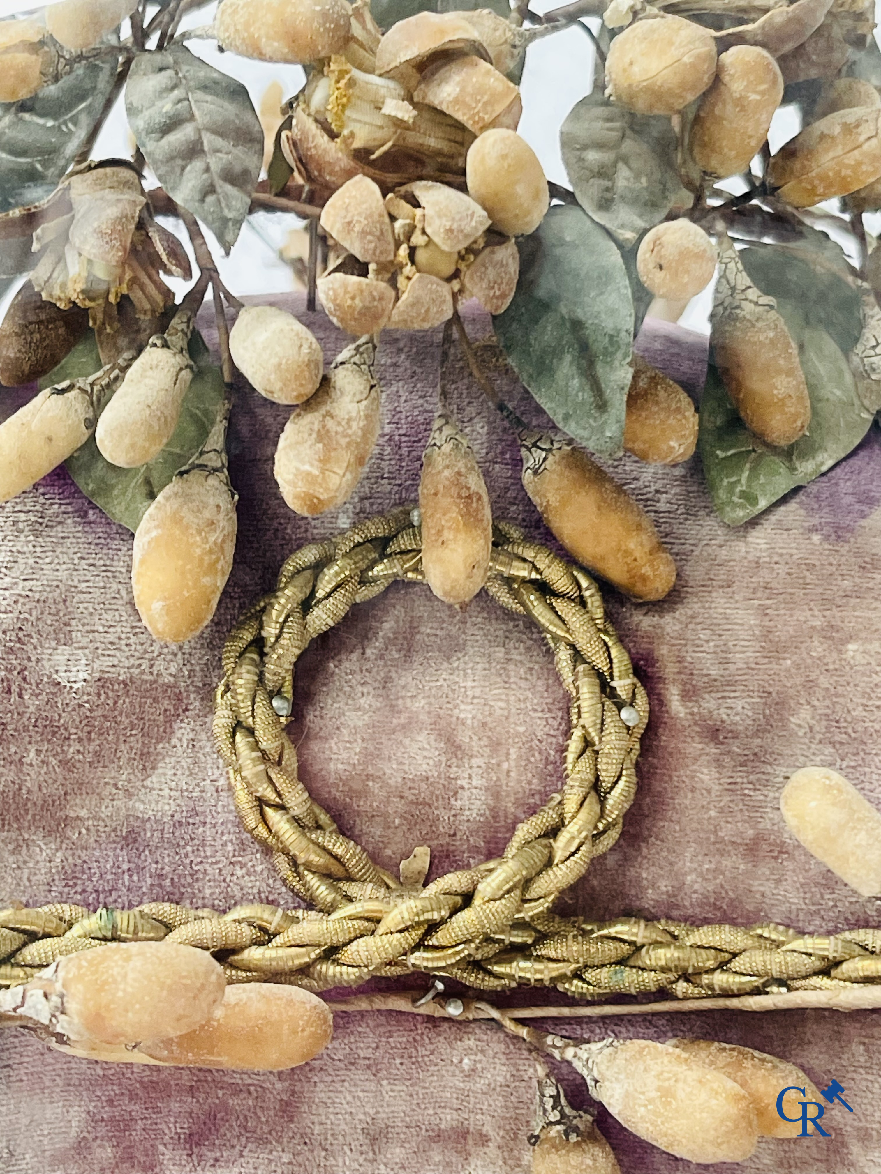 2 glass domes with a bridal bouquet on a cushion with a foot in gilded metal and a foot in Paris porcelain.