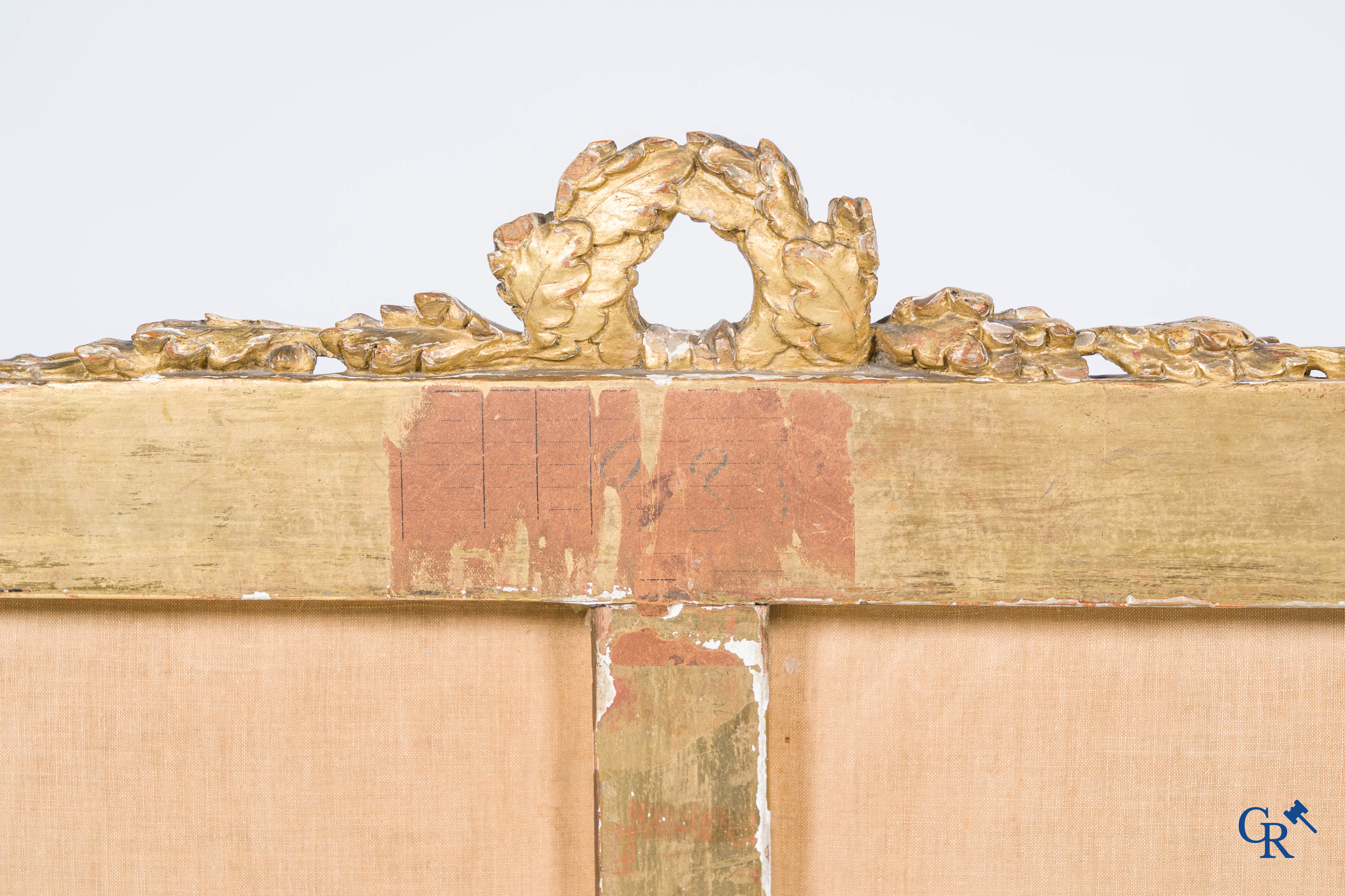 Louis XVI period. Marquise in finely sculpted and gilded wood. Late 18th century.