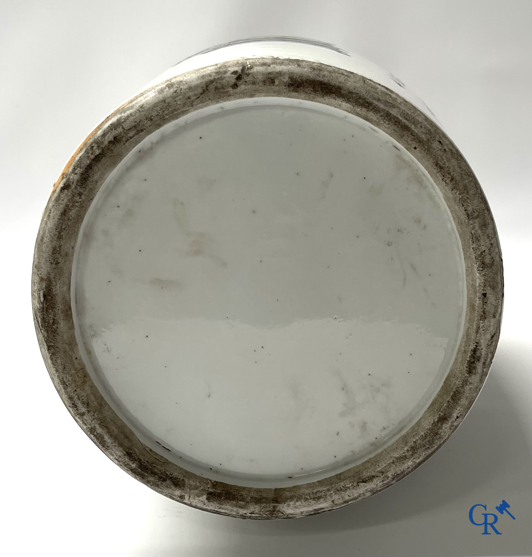 Asian Art, 2 Chinese famille rose vases decorated with antiques and a calligraphic text. 19th century.