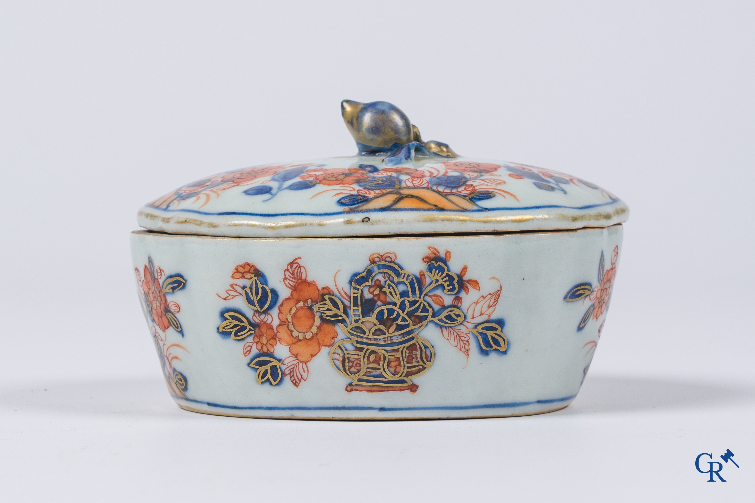 Aziatica, Chinees porselein. Een kleine terrine met onderschotel in Imari-stijl. 18e-19e eeuw.