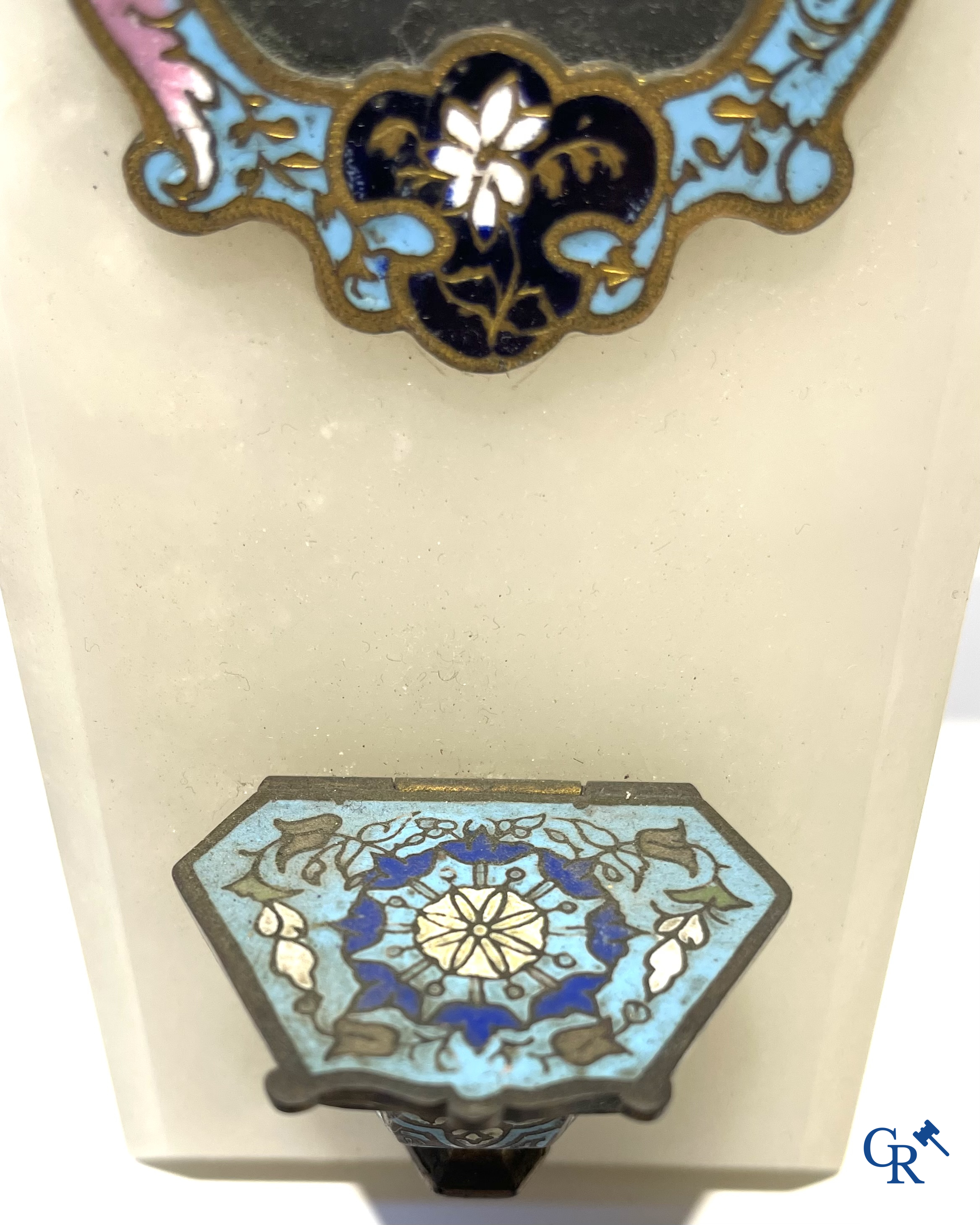 Religieuze objecten, 2 wijwatervaten in brons en cloisonné en een albast beeld van het heilig hart. 19e eeuw.