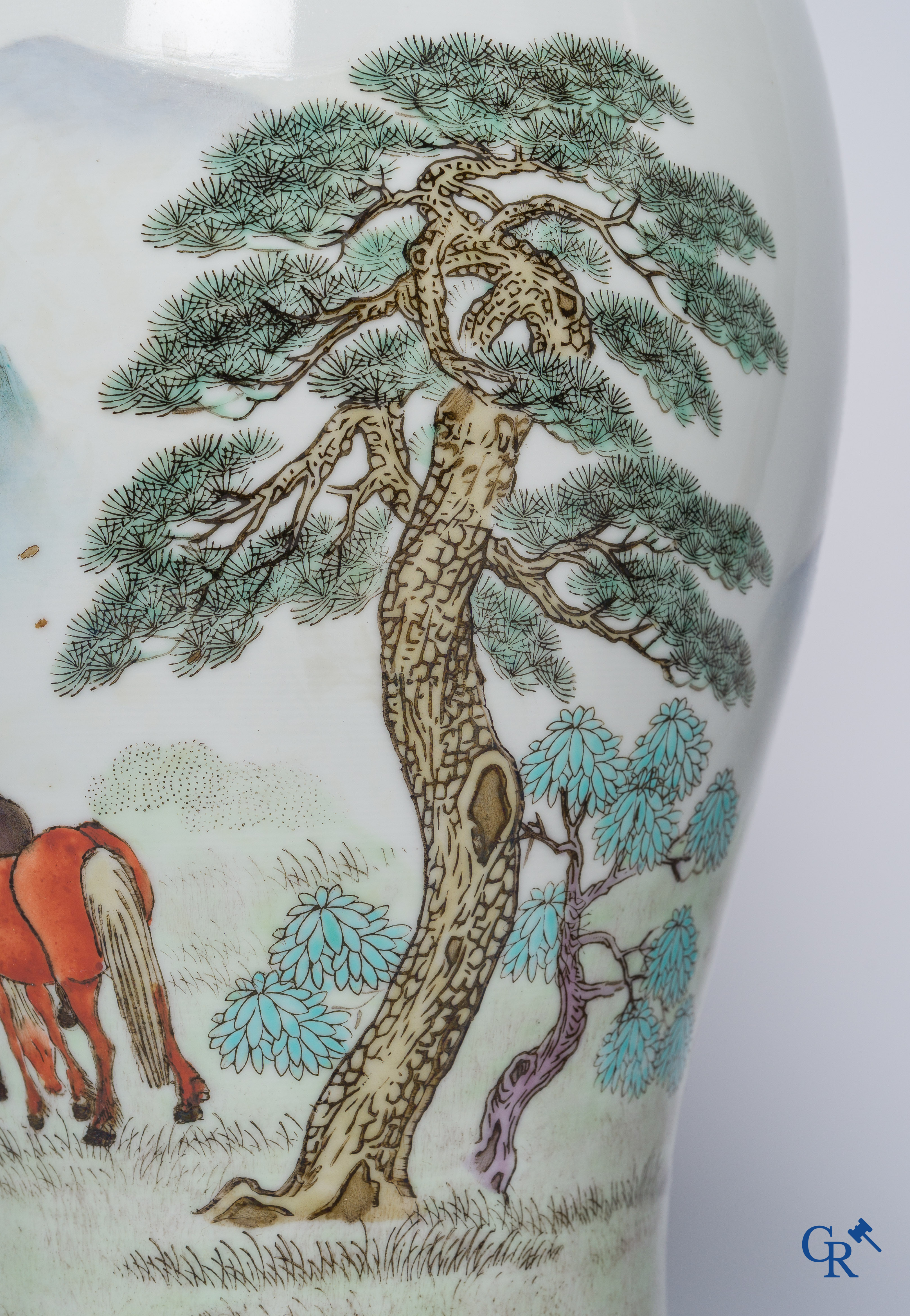 Aziatica, Chinees porselein. Een paar Chinese vazen met paarden in een landschap. 20ste eeuw.