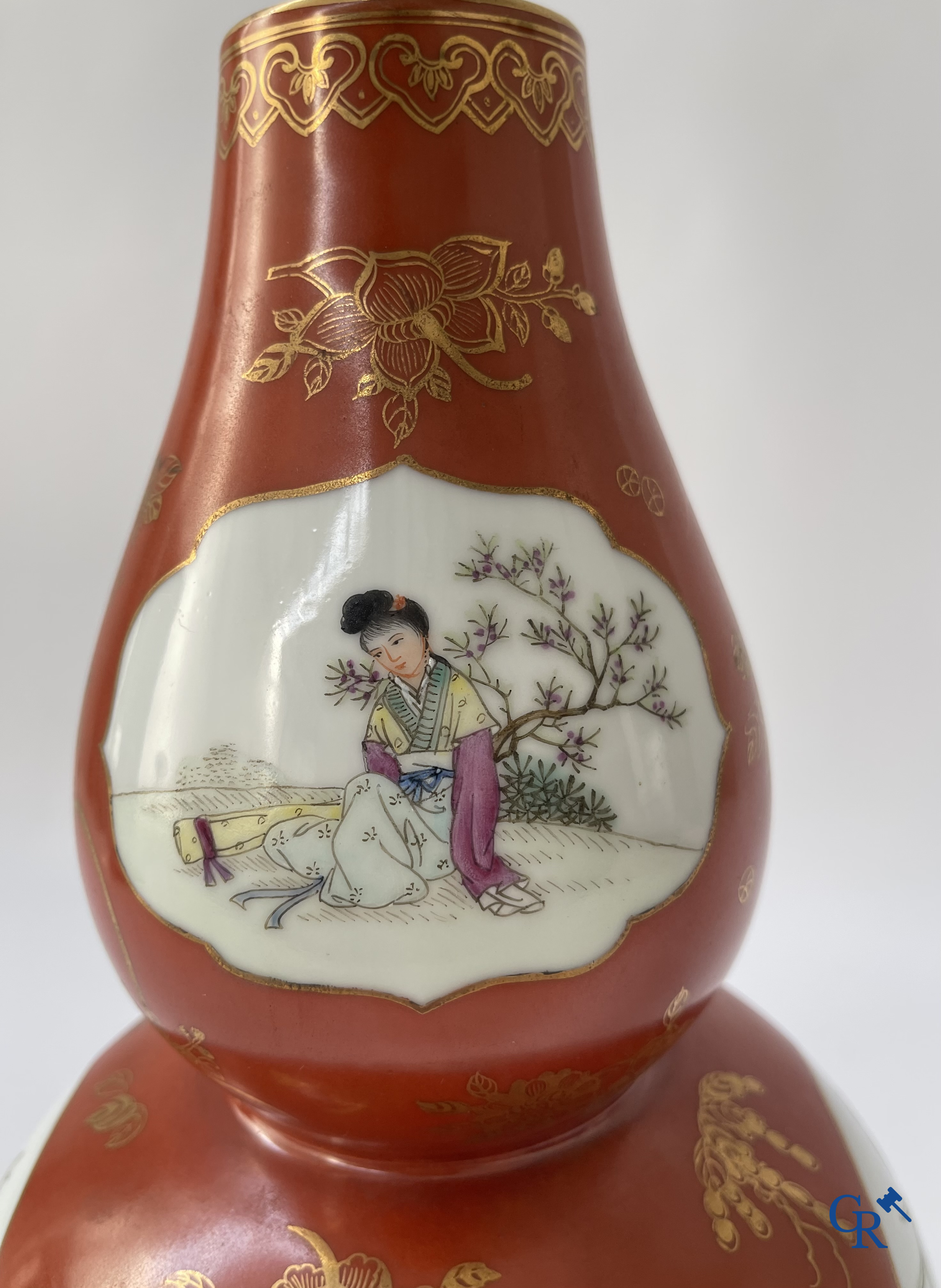 Aziatica, Chinees porselein. Een Chinese vaas met personages. Met zegelmerk. 20ste eeuw.