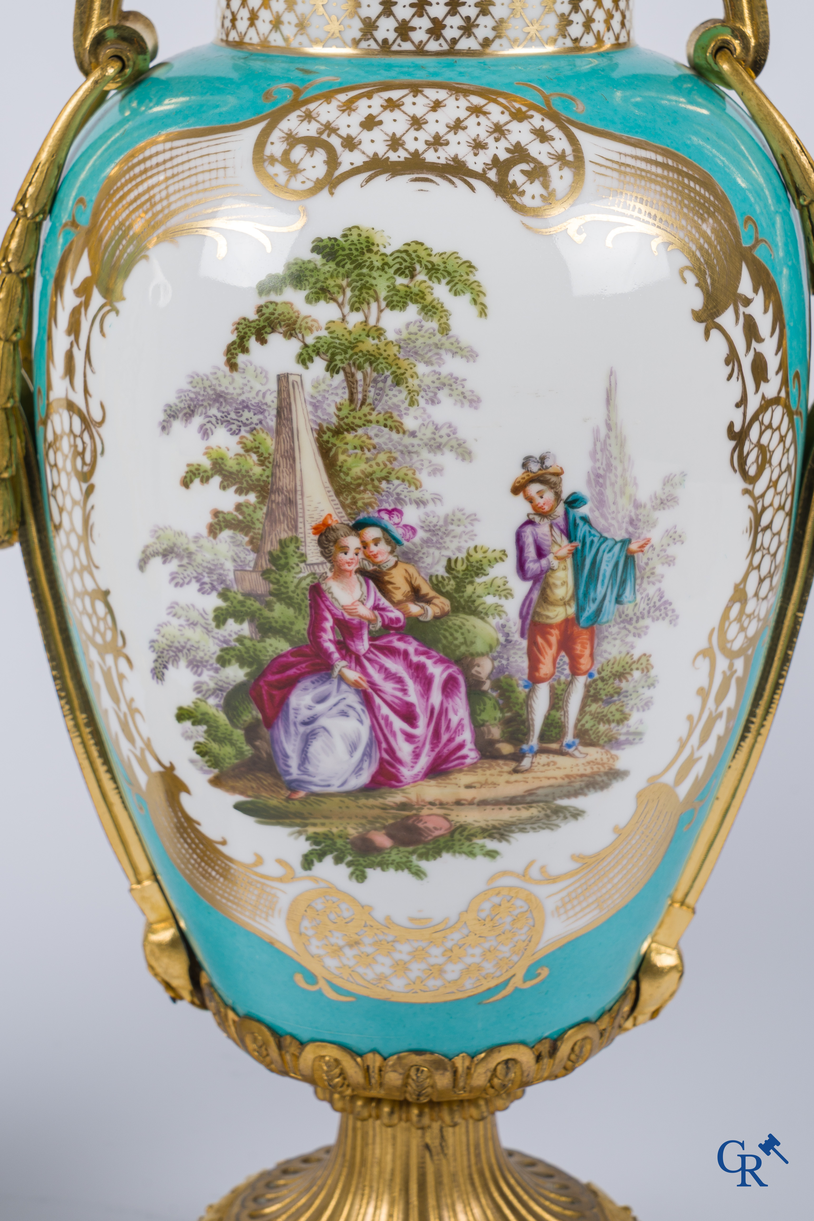 Meissen, een paar vazen met romantische taferelen in porselein en fijn geciseleerde bronzen monturen. LXVI-stijl.