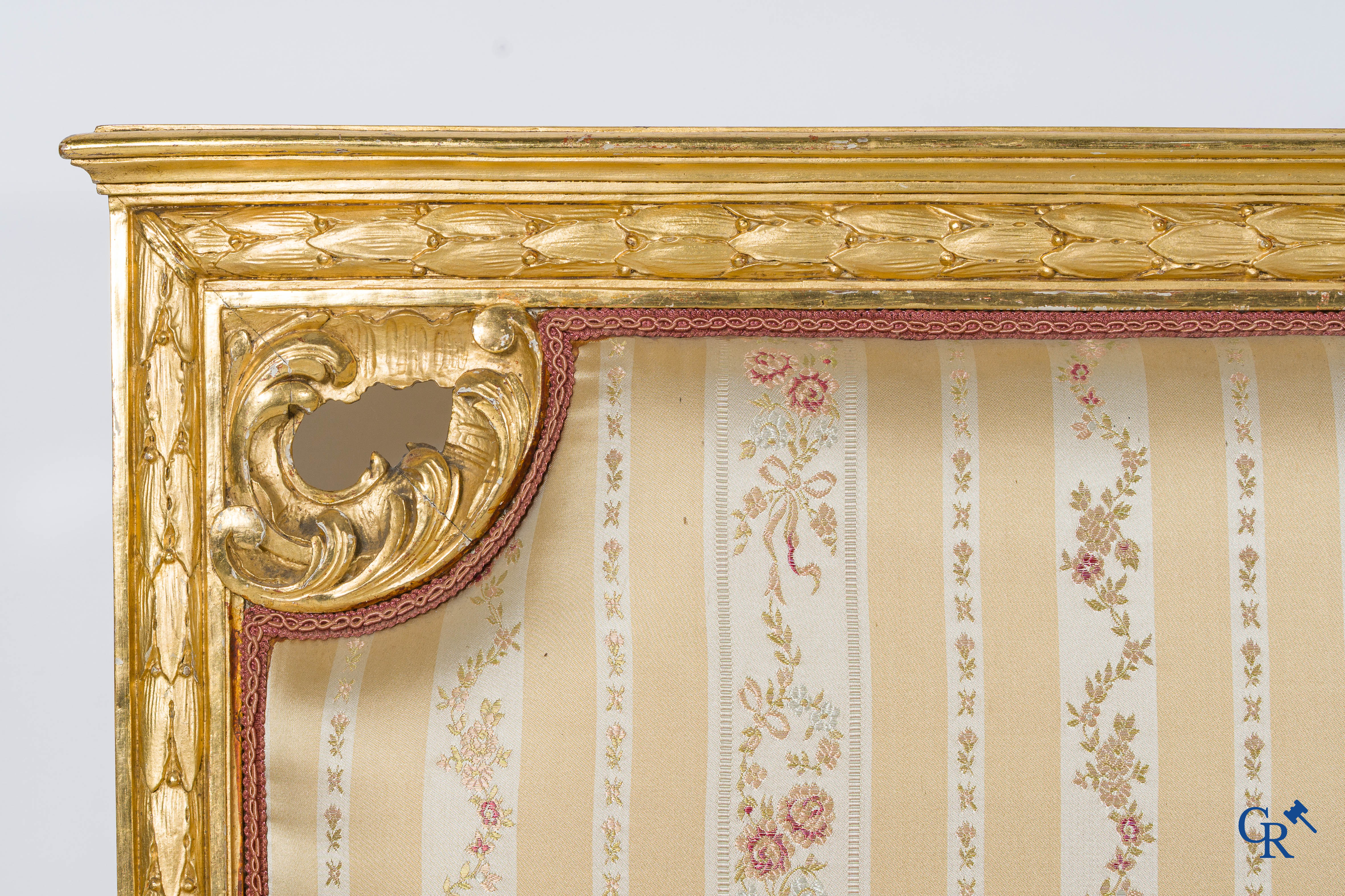 Napoleon III-periode. Een imposante 5-delig rijkelijk hout gesculpteerde en vergulde salon. Circa 1880.