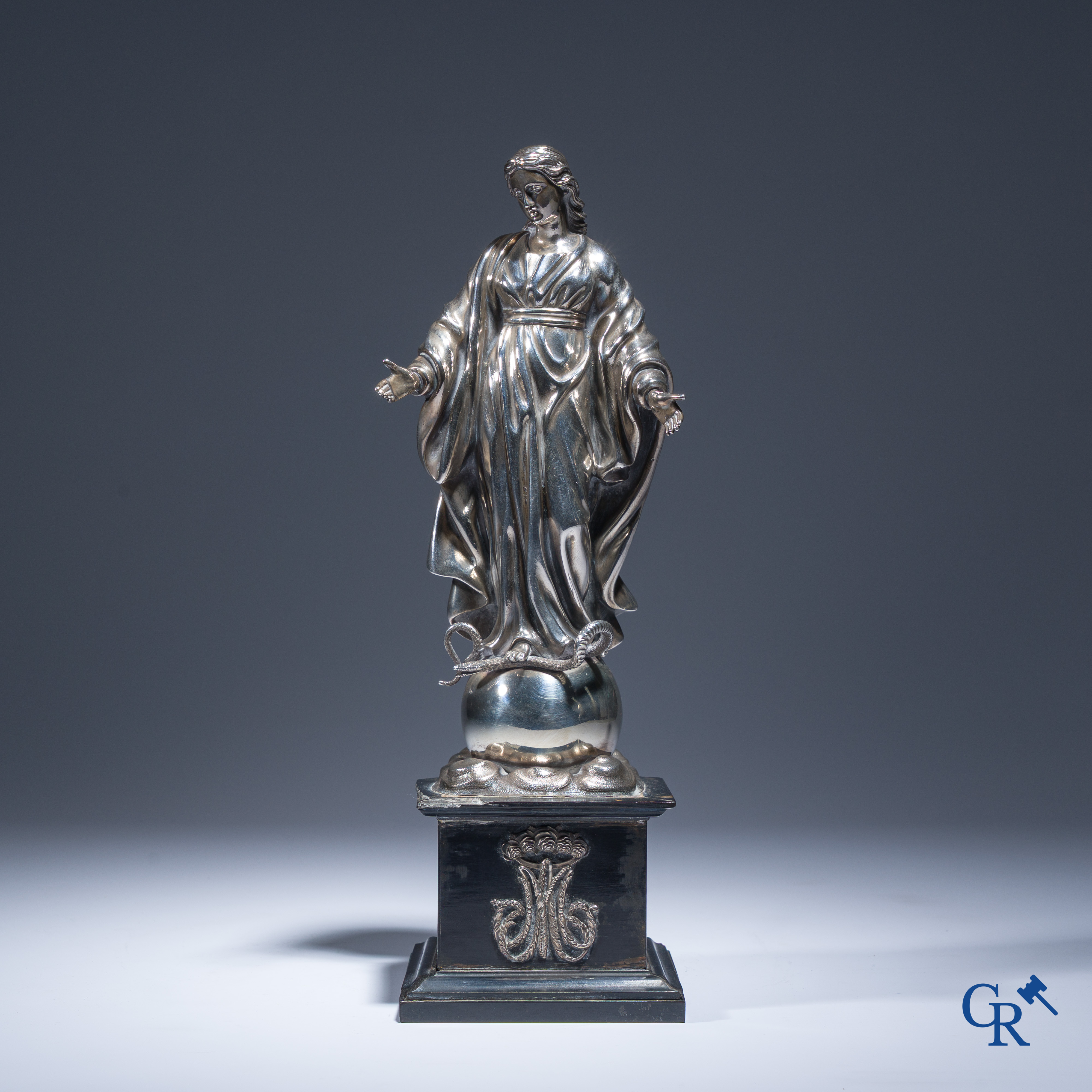 Een zilveren beeld van de Maagd Maria op een zwartgelakte sokkel in perelaar. Keurstempels Vieillard en Cérès.