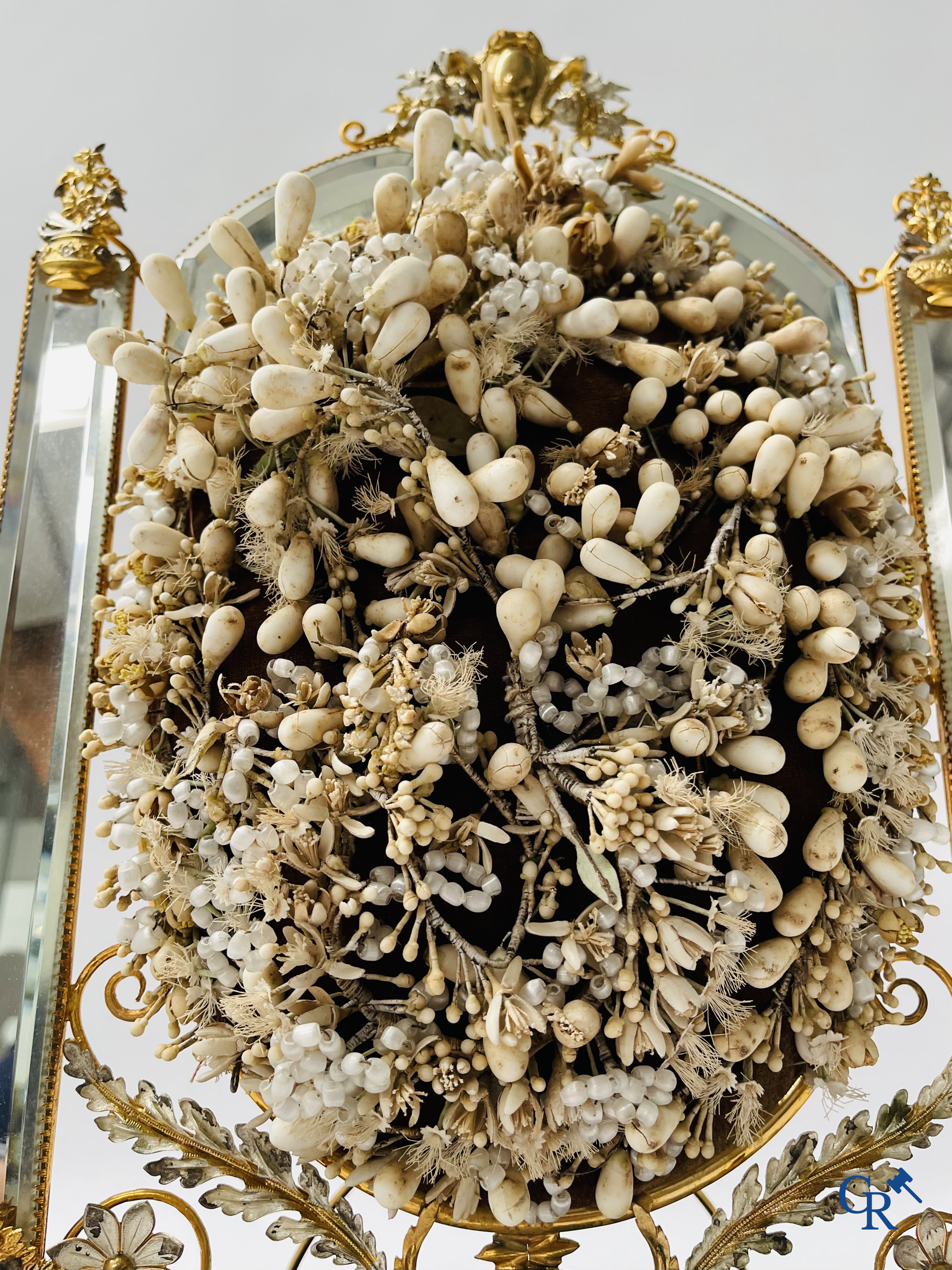 An exceptional glass dome with a bridal bouquet. Mirrors in gilded and silvered brass. Circa 1900.