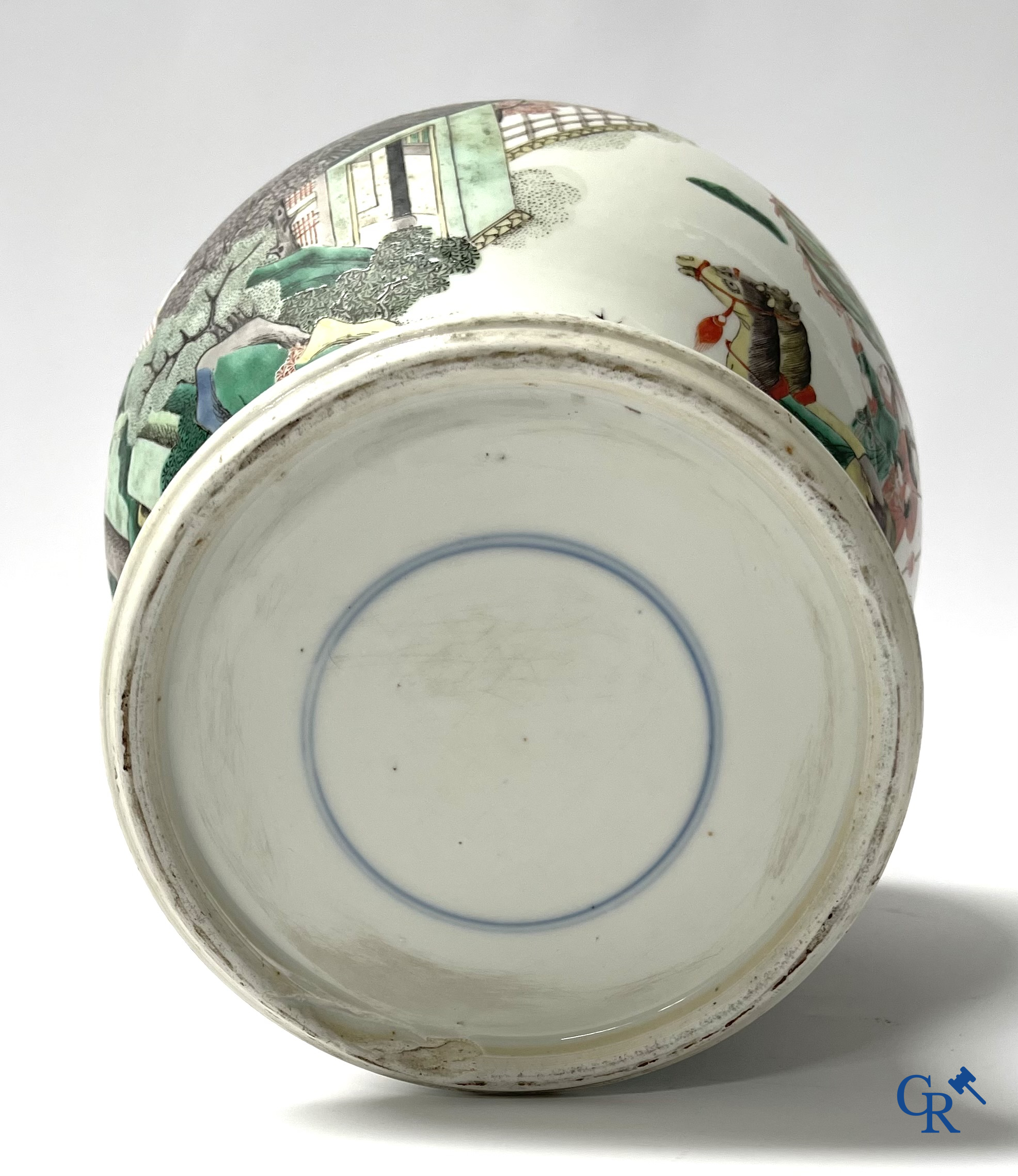 Aziatica, een Chinese famille verte dekselvaas met krijgers en paarden. 19e eeuw.