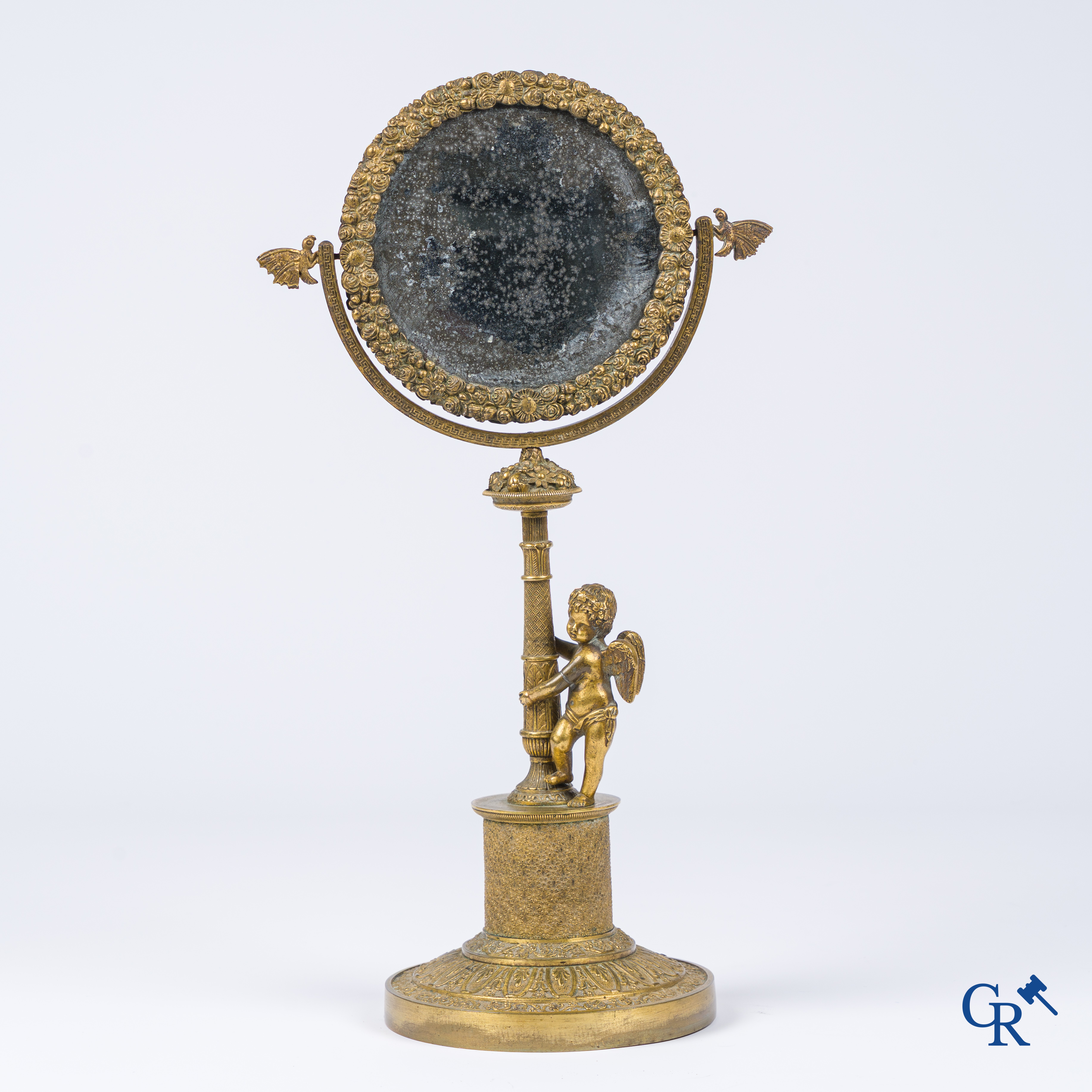 Empire, miroir de toilette en bronze ciselé et doré avec un cupidon et des papillons. Début du 19ème siècle.