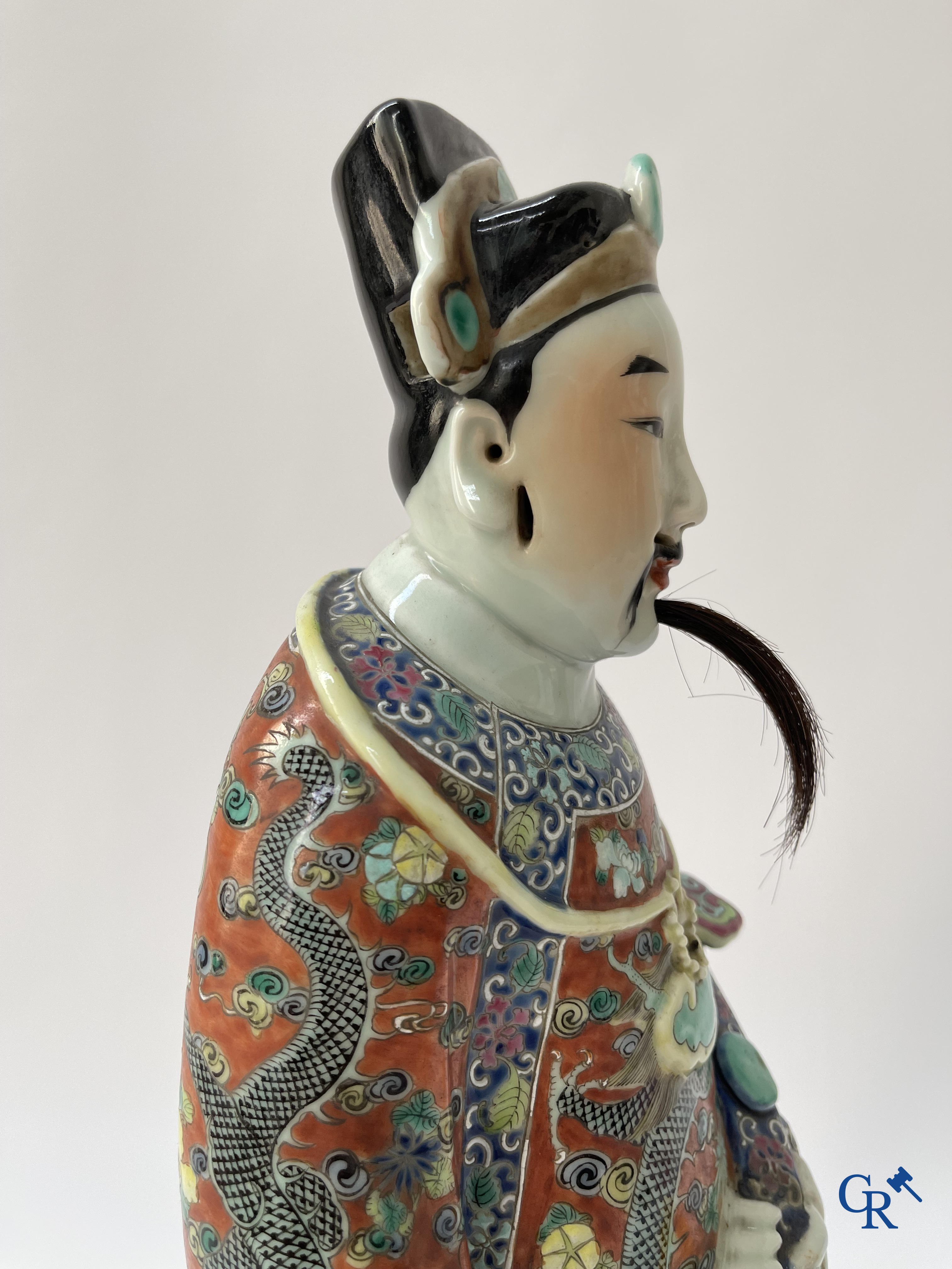 Art Asiatique, porcelaine chinoise. 3 figures d'immortels en porcelaine famille rose. 19ème siècle.