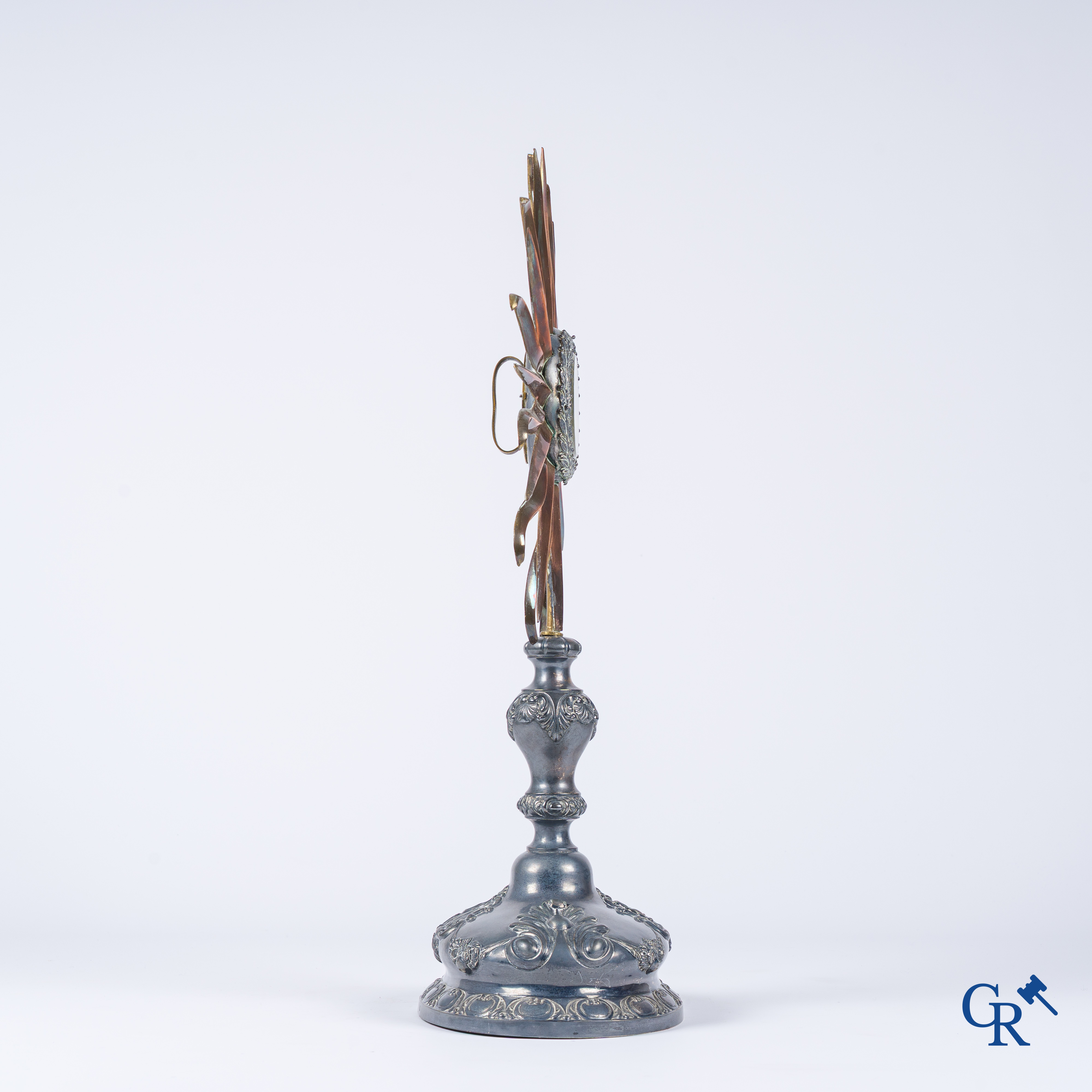 Religieuze objecten, een reliekhouder met stralenkrans in zilver en messing. Meerdere keurmerken, zilver 2de gehalte.