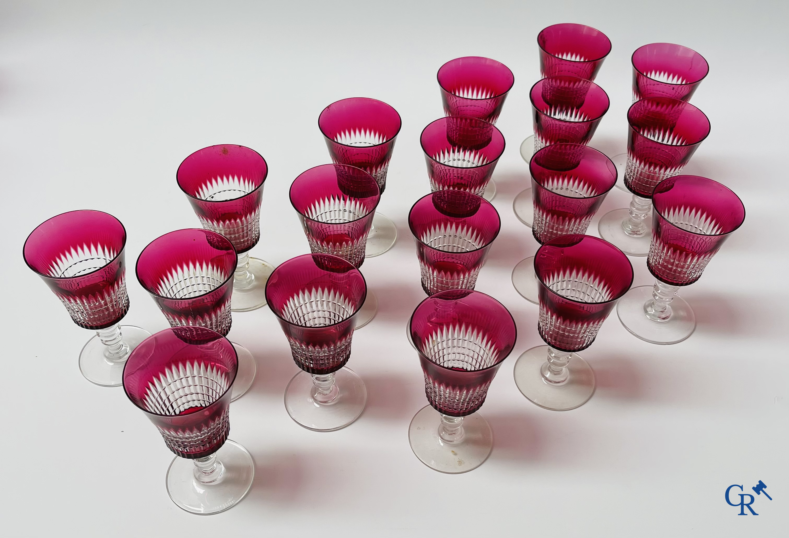 Een uitgebreid servies in rood geslepen kristal, hoogstwaarschijnlijk Val Saint Lambert.