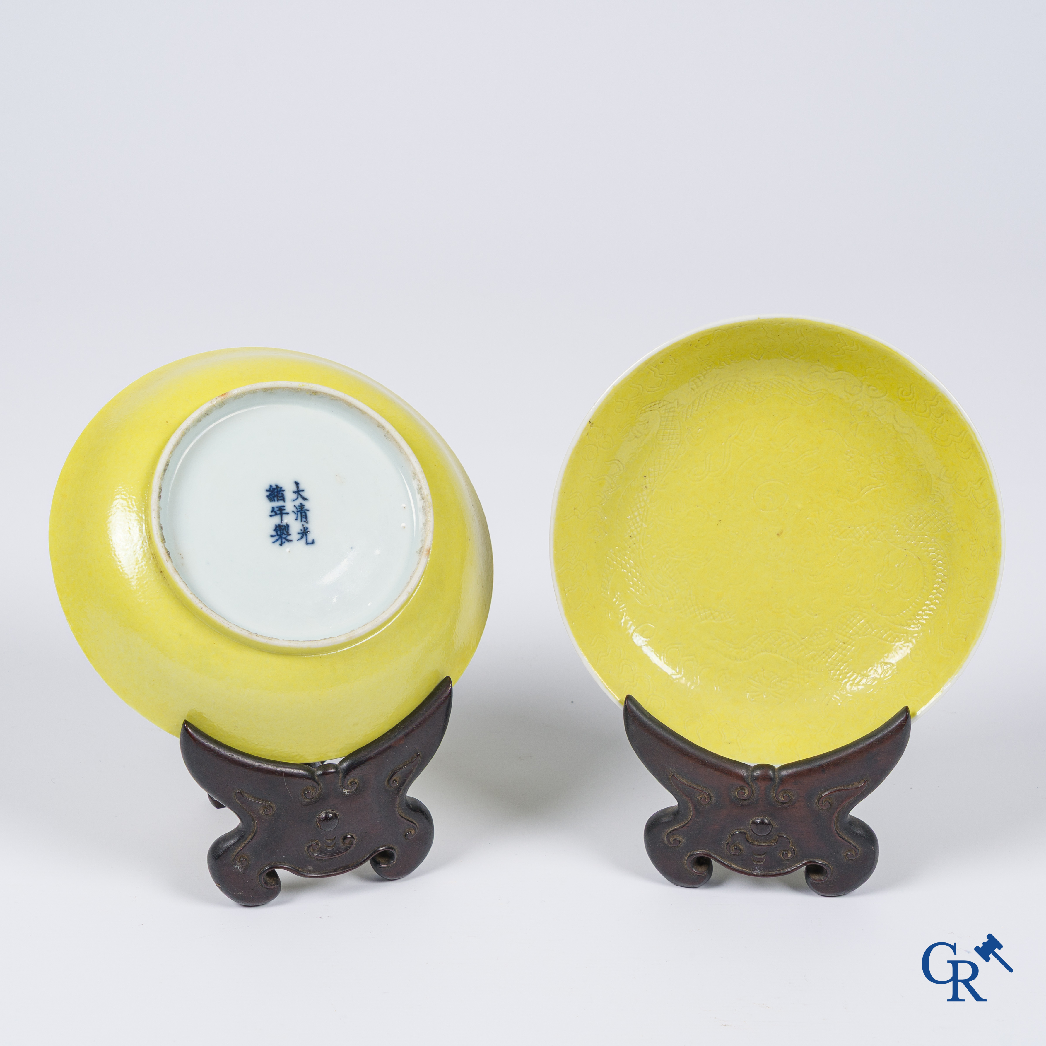 Aziatica, Chinees porselein. Paar bordjes met ingesneden drakenmotief bedekt met een monochrome glazuurlaag. Guanxu.