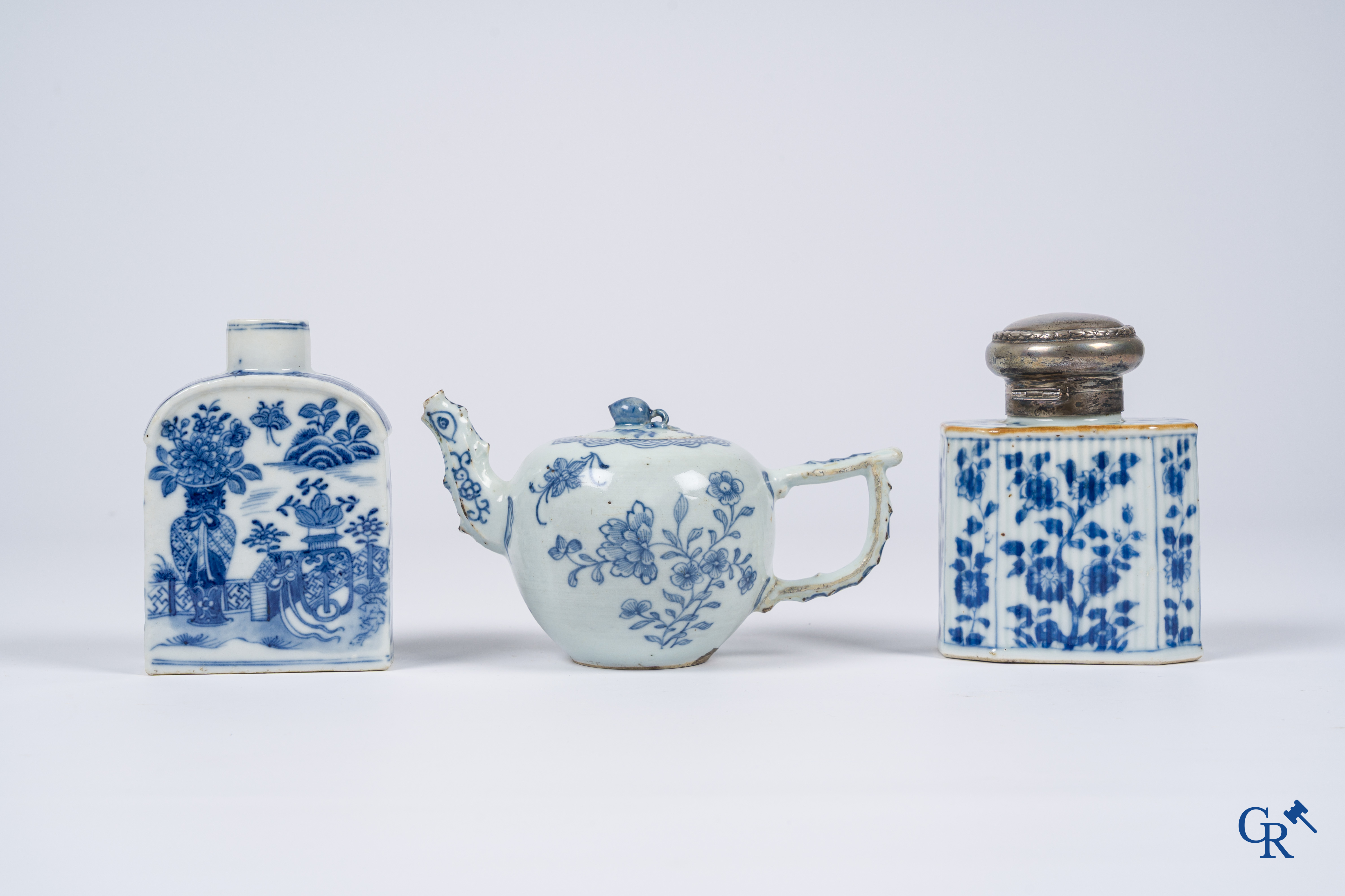 Asian Art, Chinese porcelain, 5 pieces blue and white porcelain. 18th-19th century.