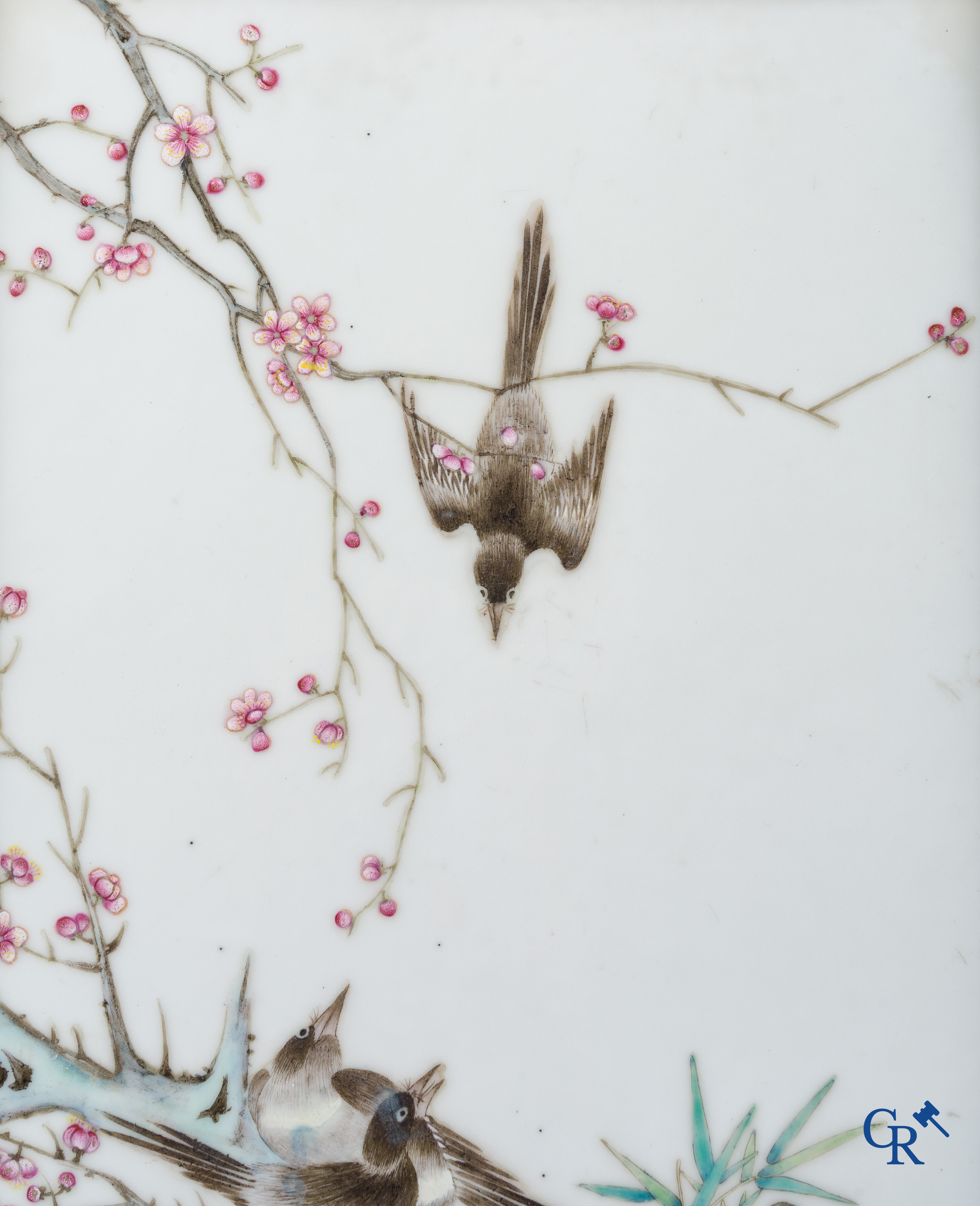 Art Asiatique, Chine. Grand plaque en porcelaine avec des oiseaux et des branches de fleurs. Marqué.