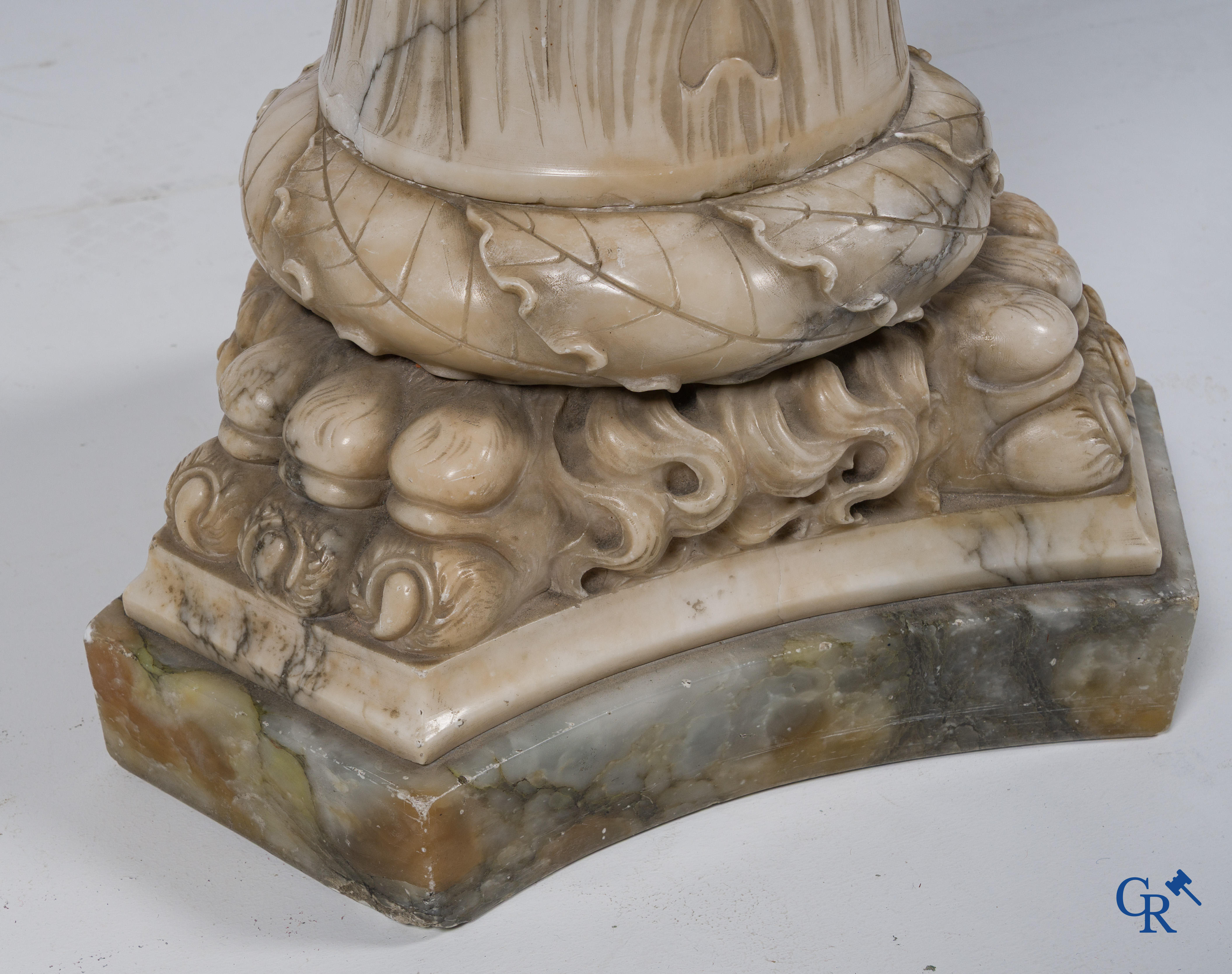 Een staande sierlamp in bewerkt albast. Belle époque periode.