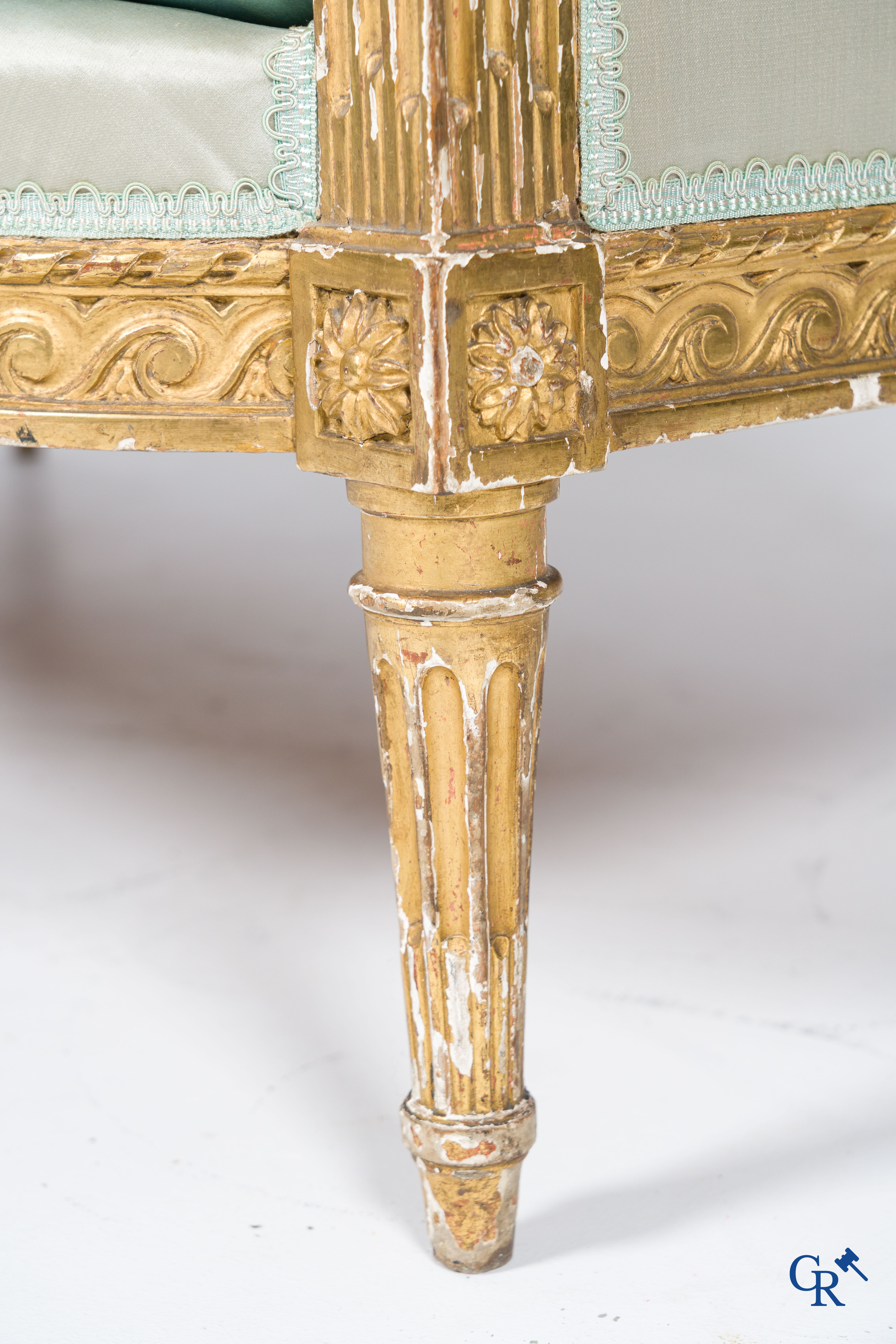 Louis XVI period. Marquise in finely sculpted and gilded wood. Late 18th century.
