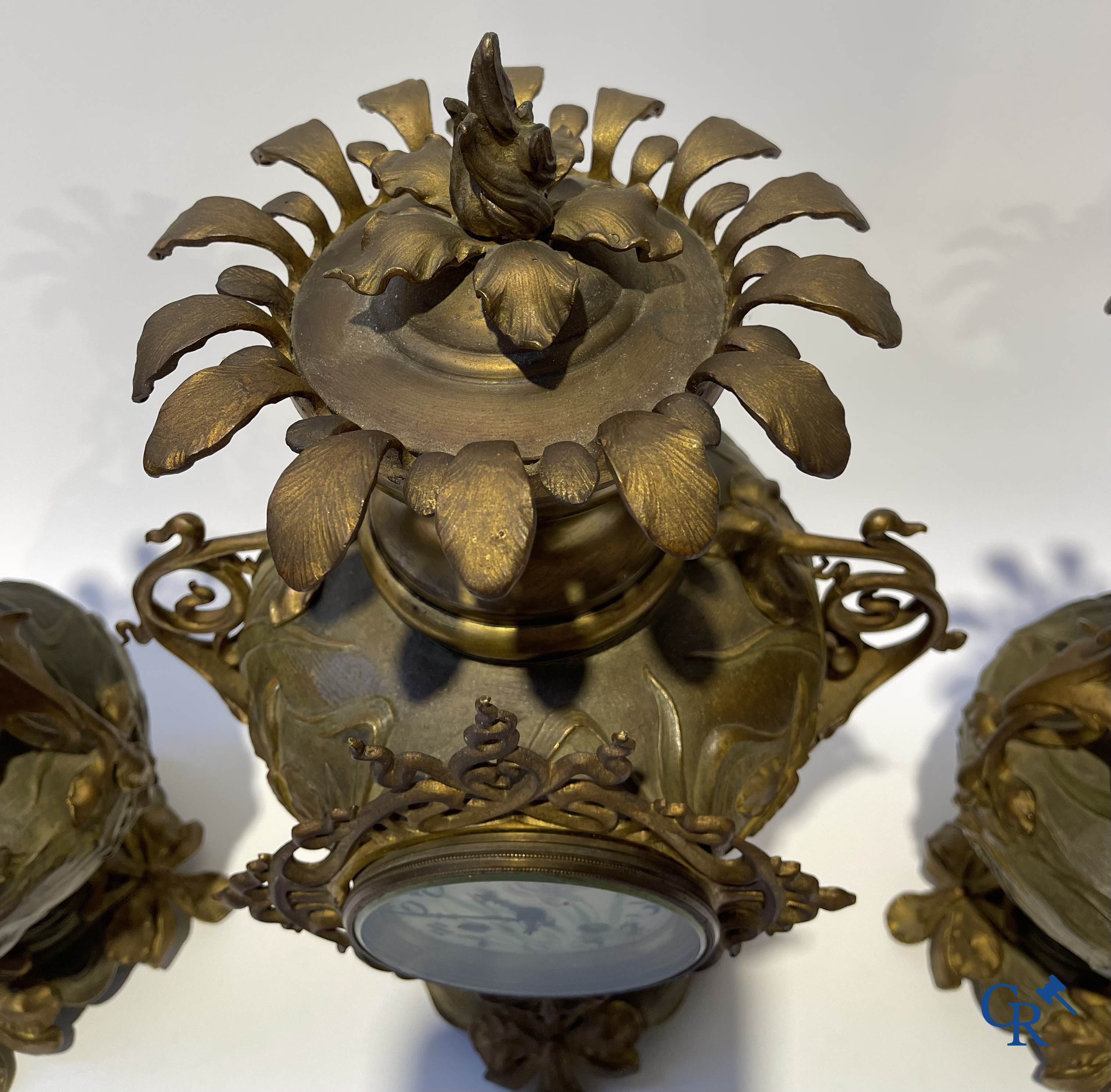 Art Nouveau, een uitzonderlijk 3-delig koud beschilderde bronzen schouwgarnituur met zeedieren. Circa 1900.