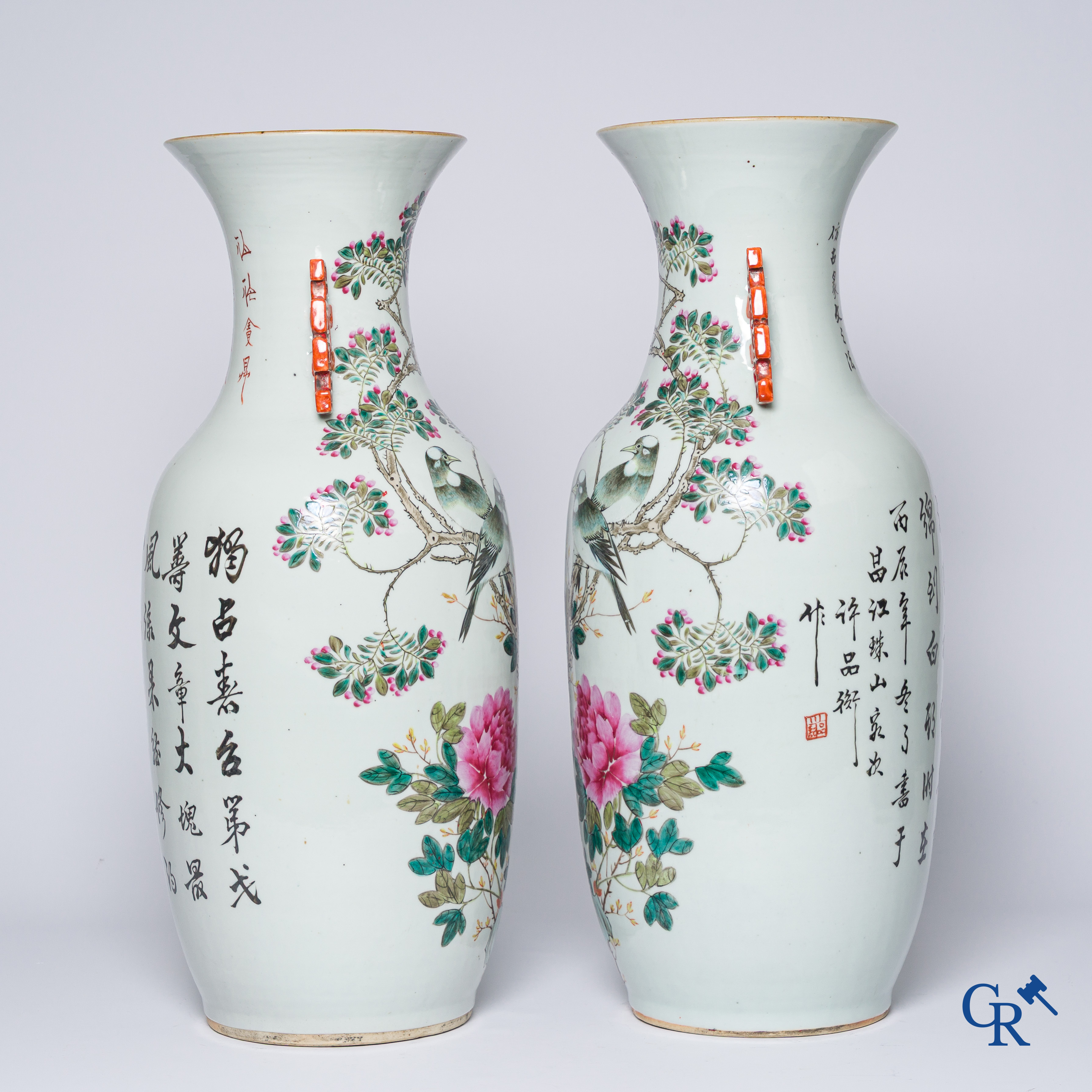 Aziatica, Chinees porselein. Een paar Chinese vazen met een famille rose decor van bloemen en vogels. Gemerkt. 19e eeuw.