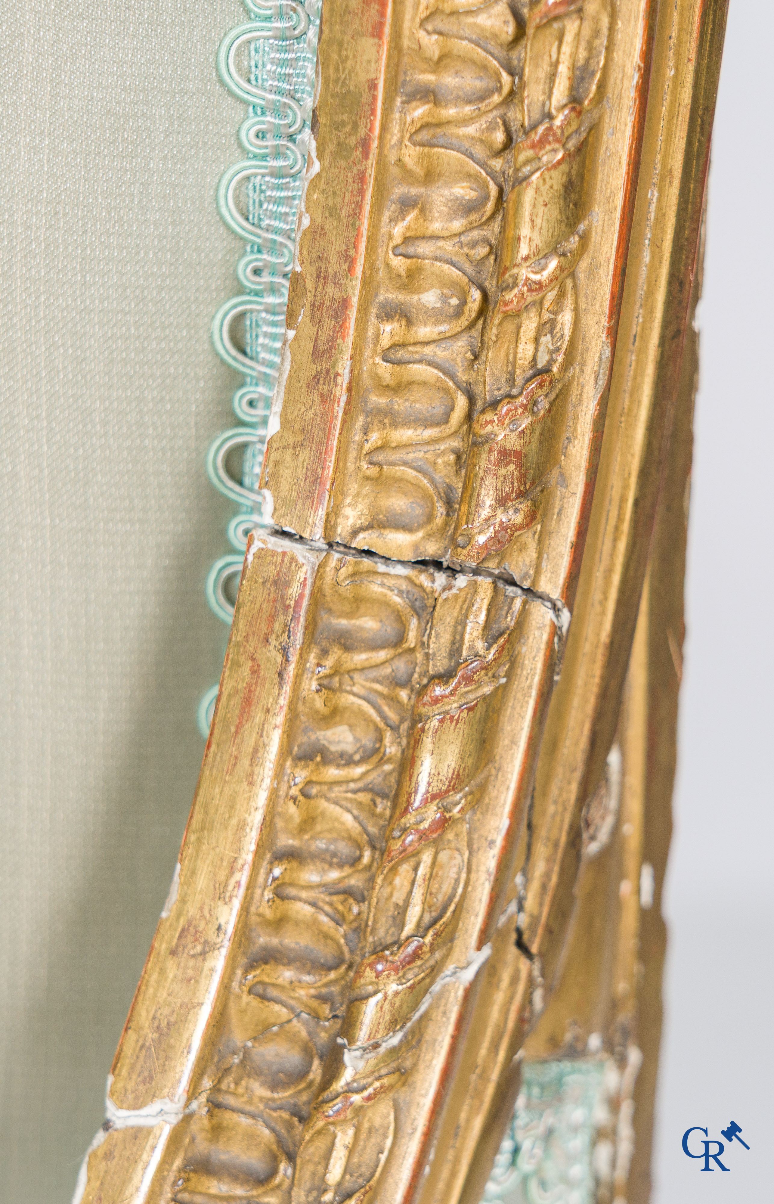 Louis XVI period. Marquise in finely sculpted and gilded wood. Late 18th century.