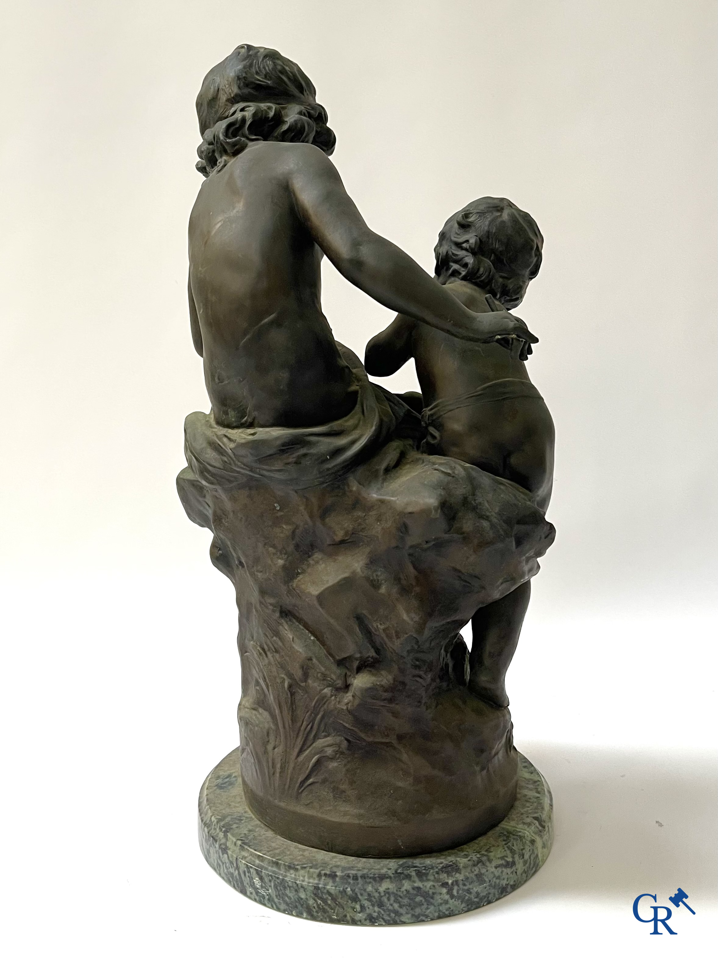 Auguste Moreau (naar) Bronzen beeld op sokkel in groene marmer. Postuum. 20ste eeuw.