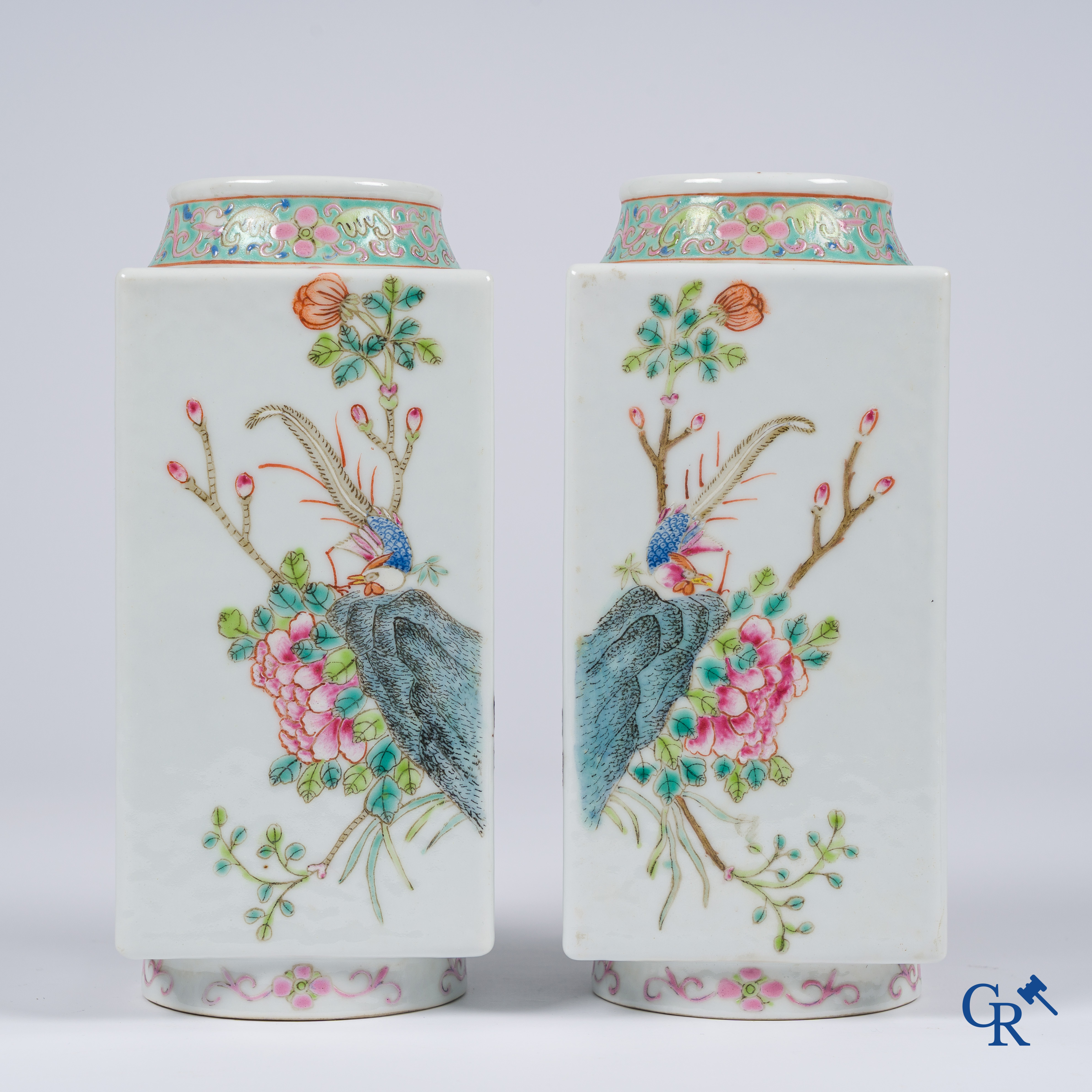 Aziatica, Chinees porselein. Een paar vierkante famille rose vazen. 19de eeuw.