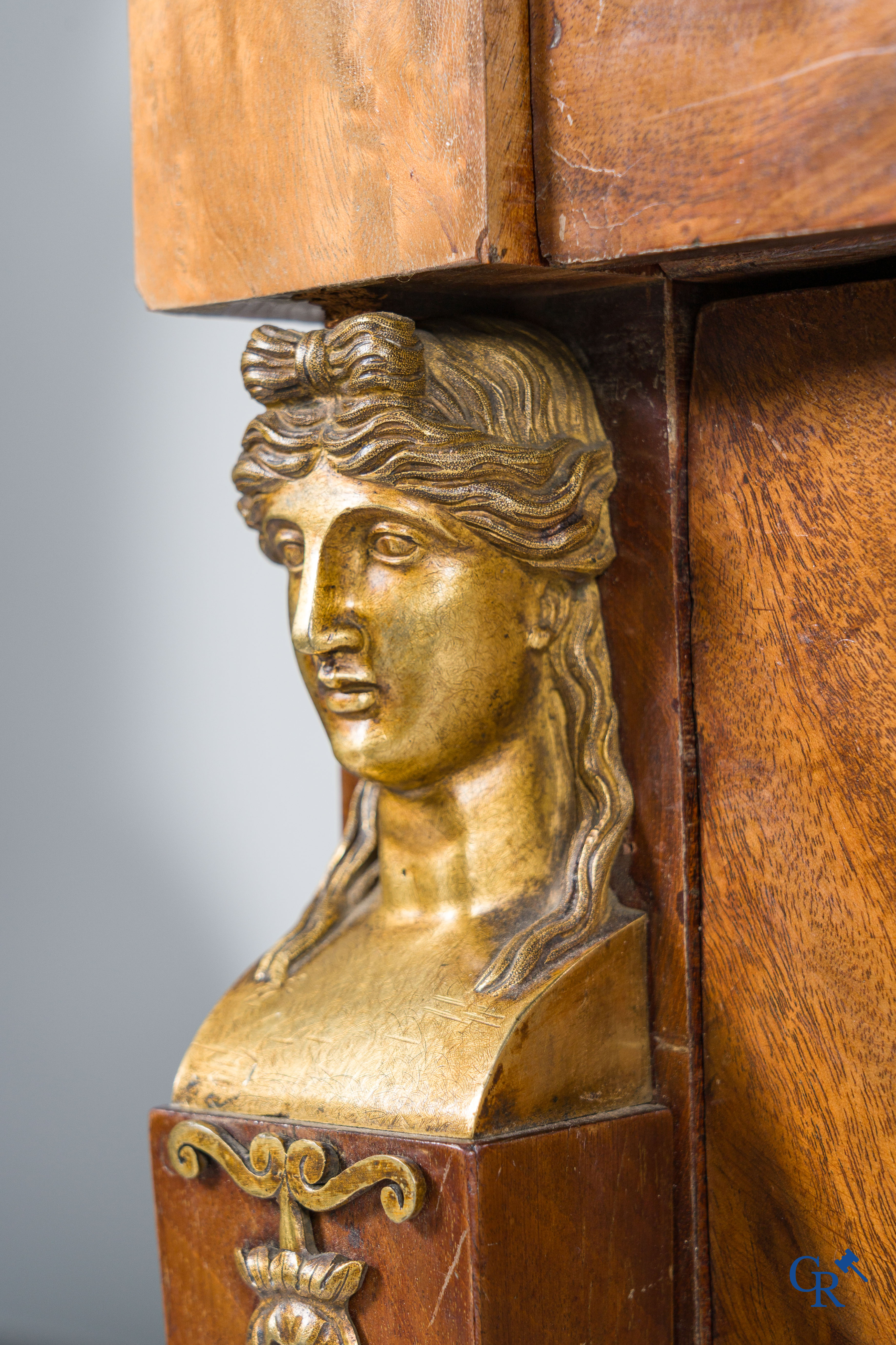 Chapuis, een commode in mahoniehout met fijn geciseleerde bronzen, zogenaamd Retour d'Egypte. Empire.