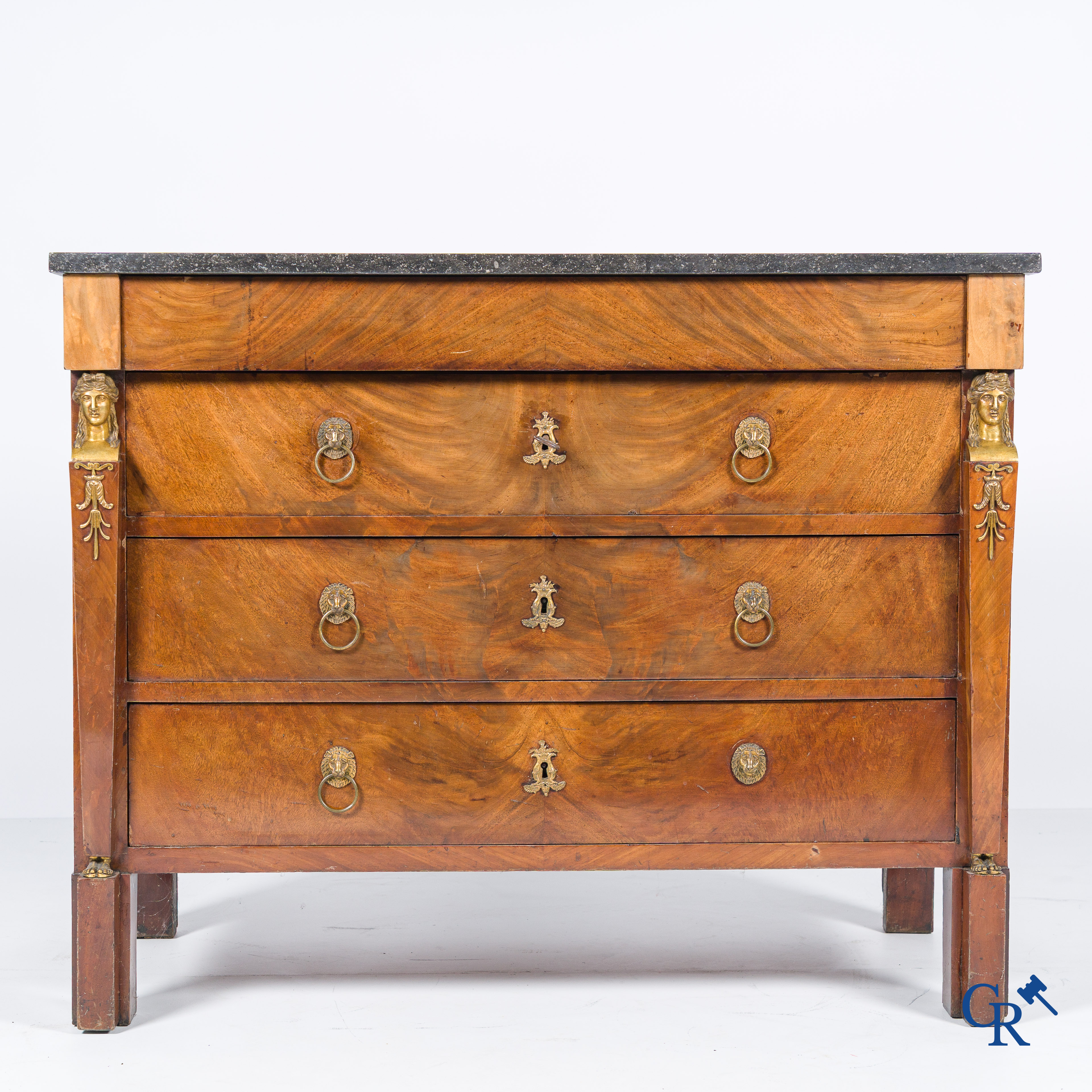 Chapuis, een commode in mahoniehout met fijn geciseleerde bronzen, zogenaamd Retour d'Egypte. Empire.