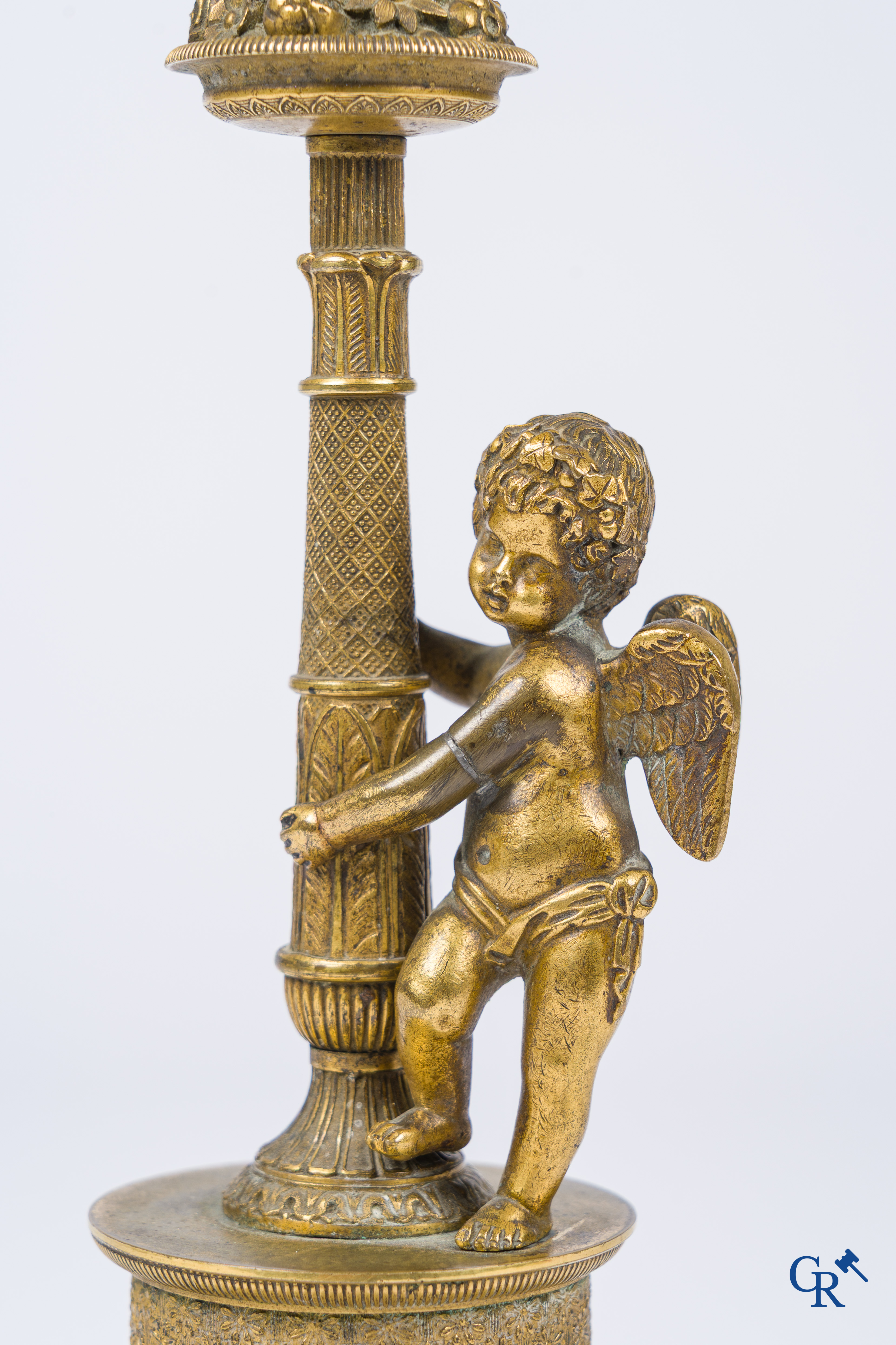 Empire, miroir de toilette en bronze ciselé et doré avec un cupidon et des papillons. Début du 19ème siècle.