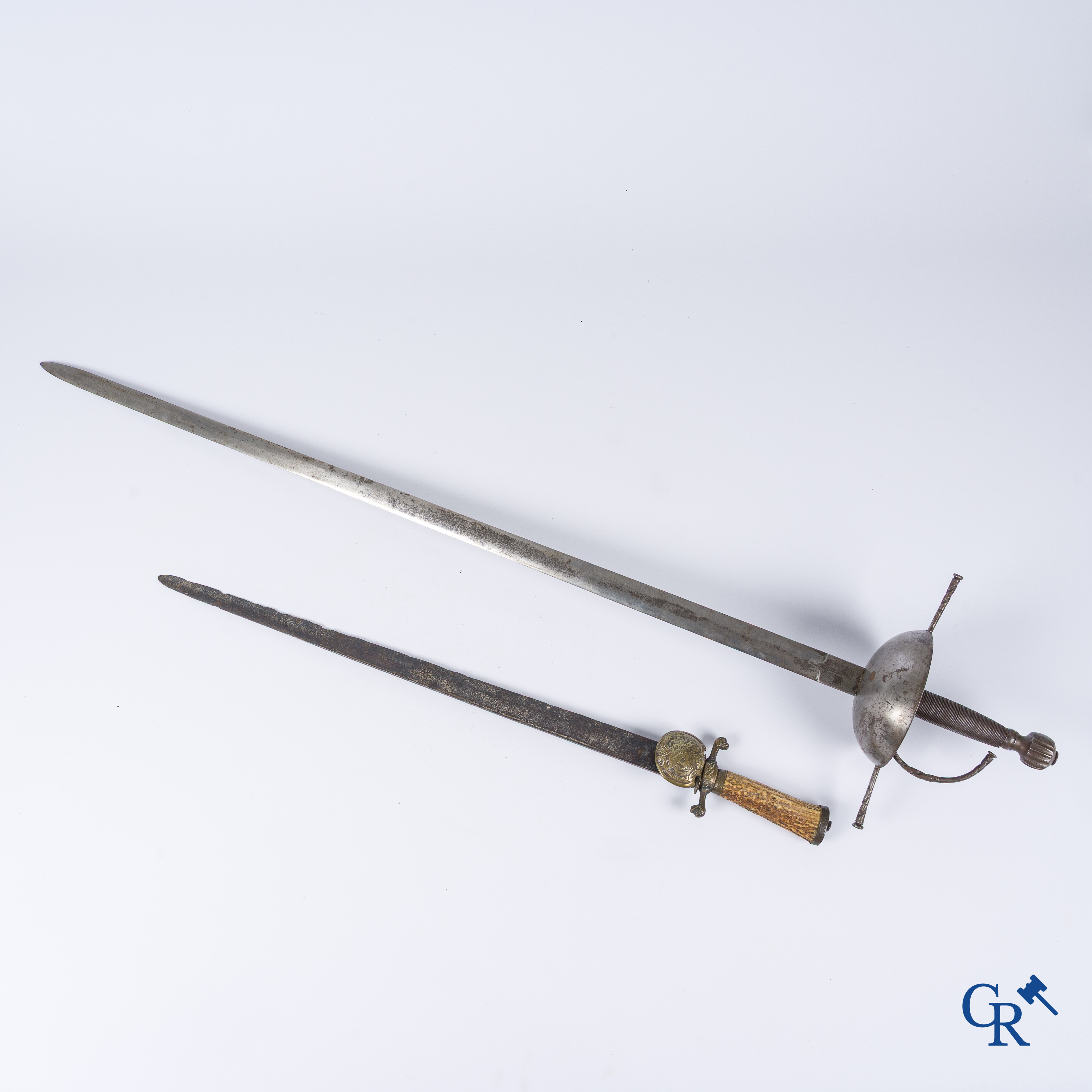Une ancienne dague de chasse et une épée. XVIIe-XVIIIe siècle.