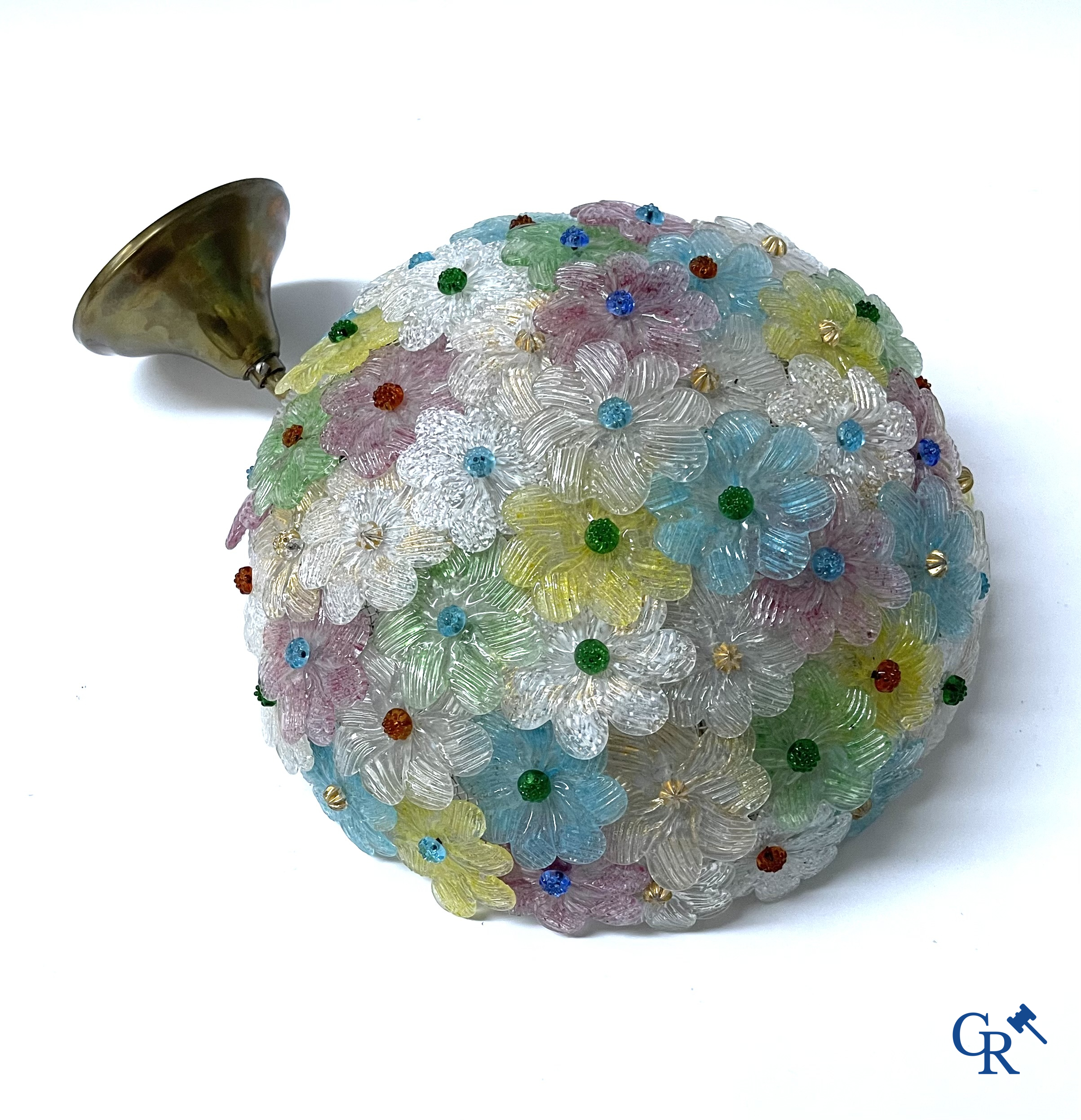 Een kavel van een Venetiaanse tafellamp, een paar grote applieken in Venetiaans glas en een Murano plafonnier.