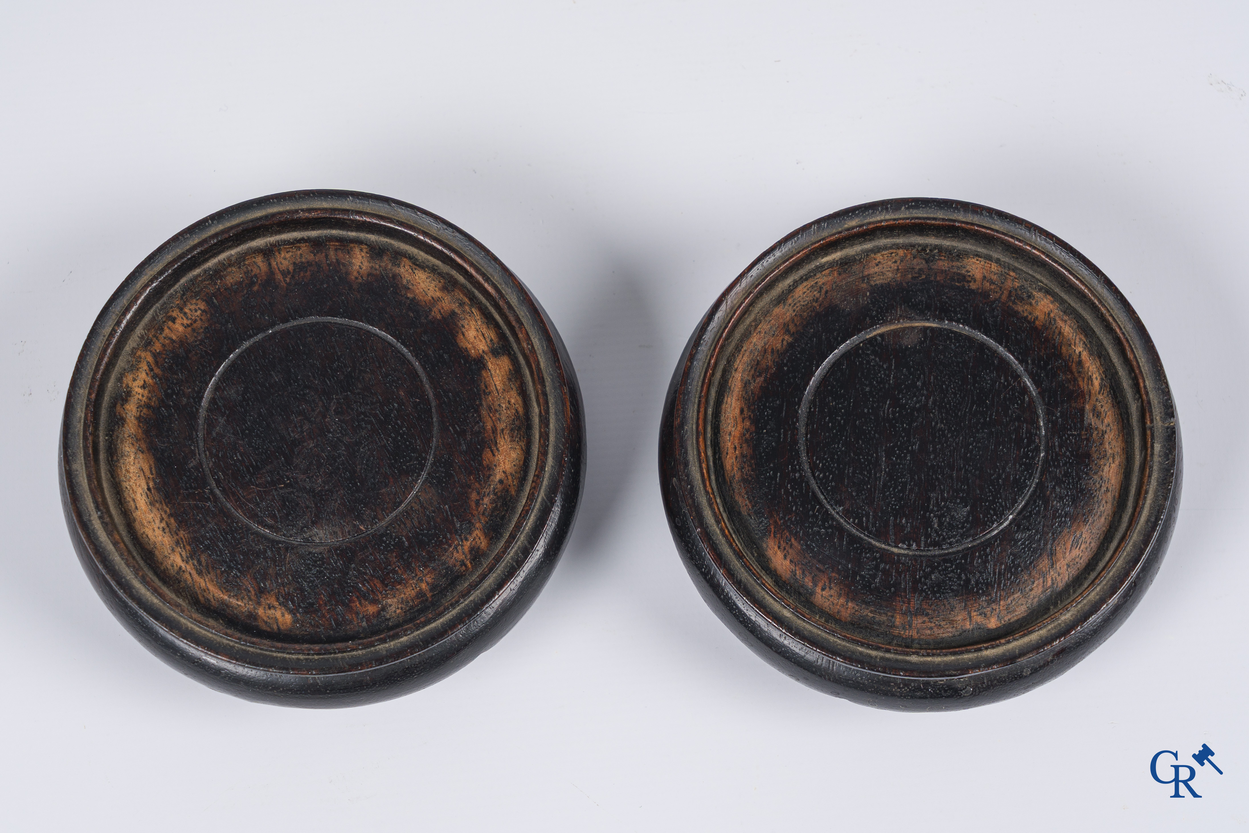 Aziatica, Chinees porselein. Een paar vierkante famille rose vazen. 19de eeuw.