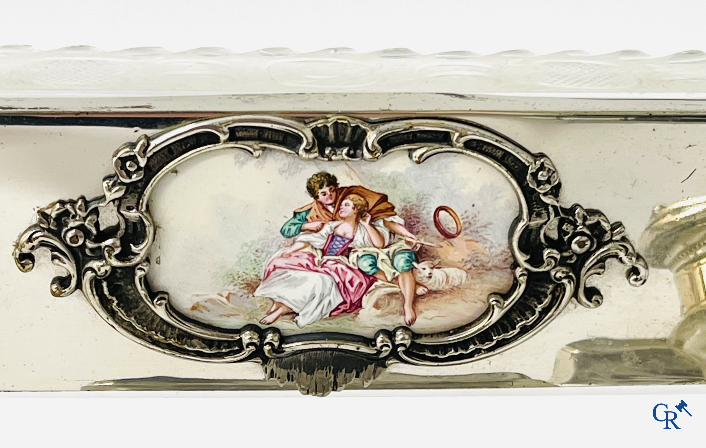 Un ensemble de toilette 7 pièces en métal argenté, cristal finement taillé et plaques émaillées.