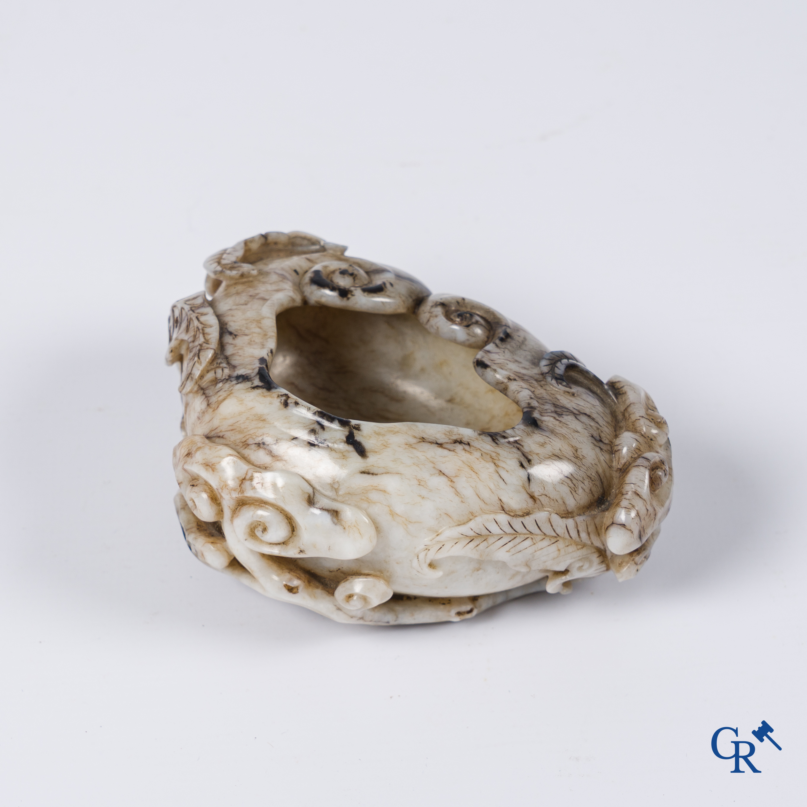 Aziatica. Een Chinese grijze en bruine jade penseelwasser of brush washer.