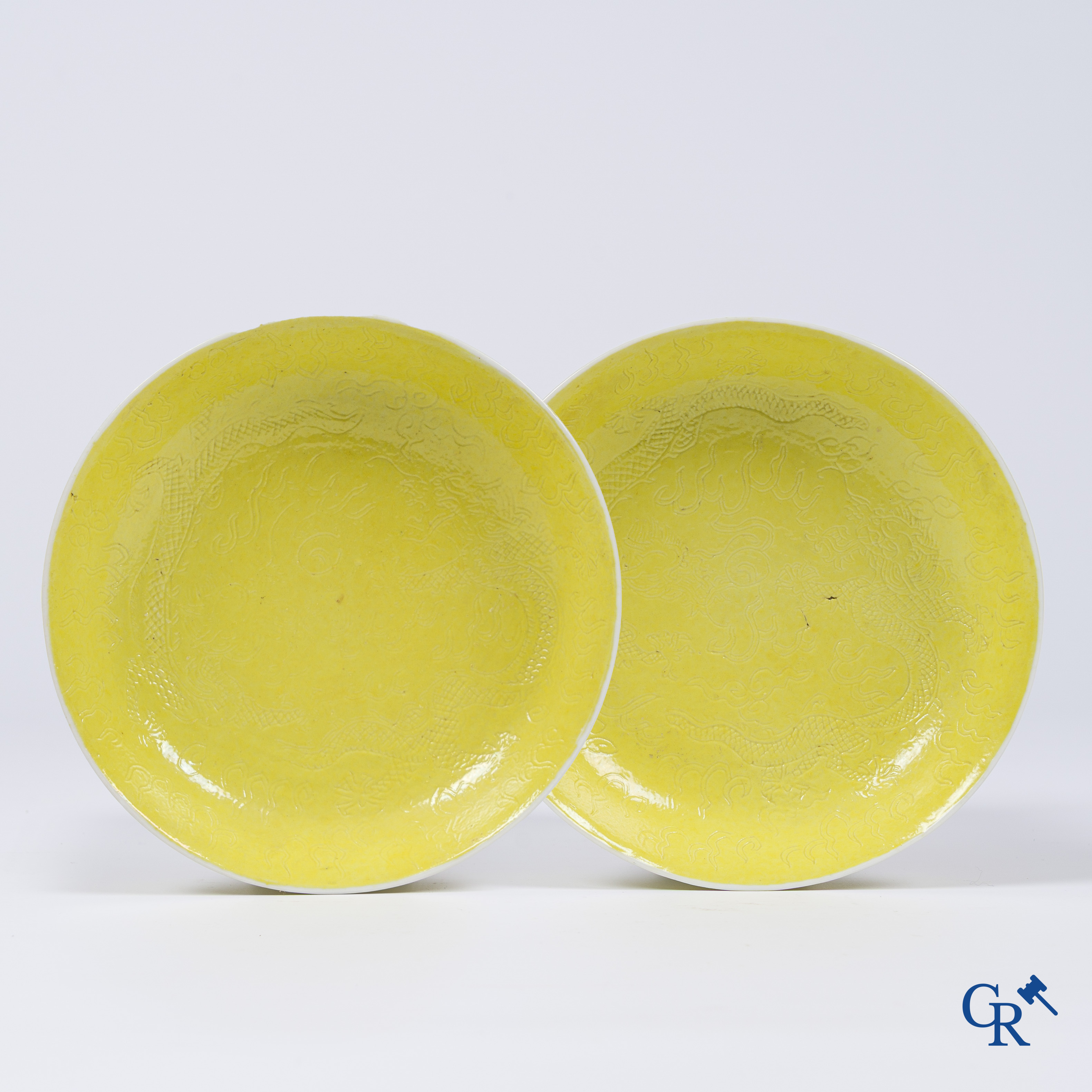 Aziatica, Chinees porselein. Paar bordjes met ingesneden drakenmotief bedekt met een monochrome glazuurlaag. Guanxu.