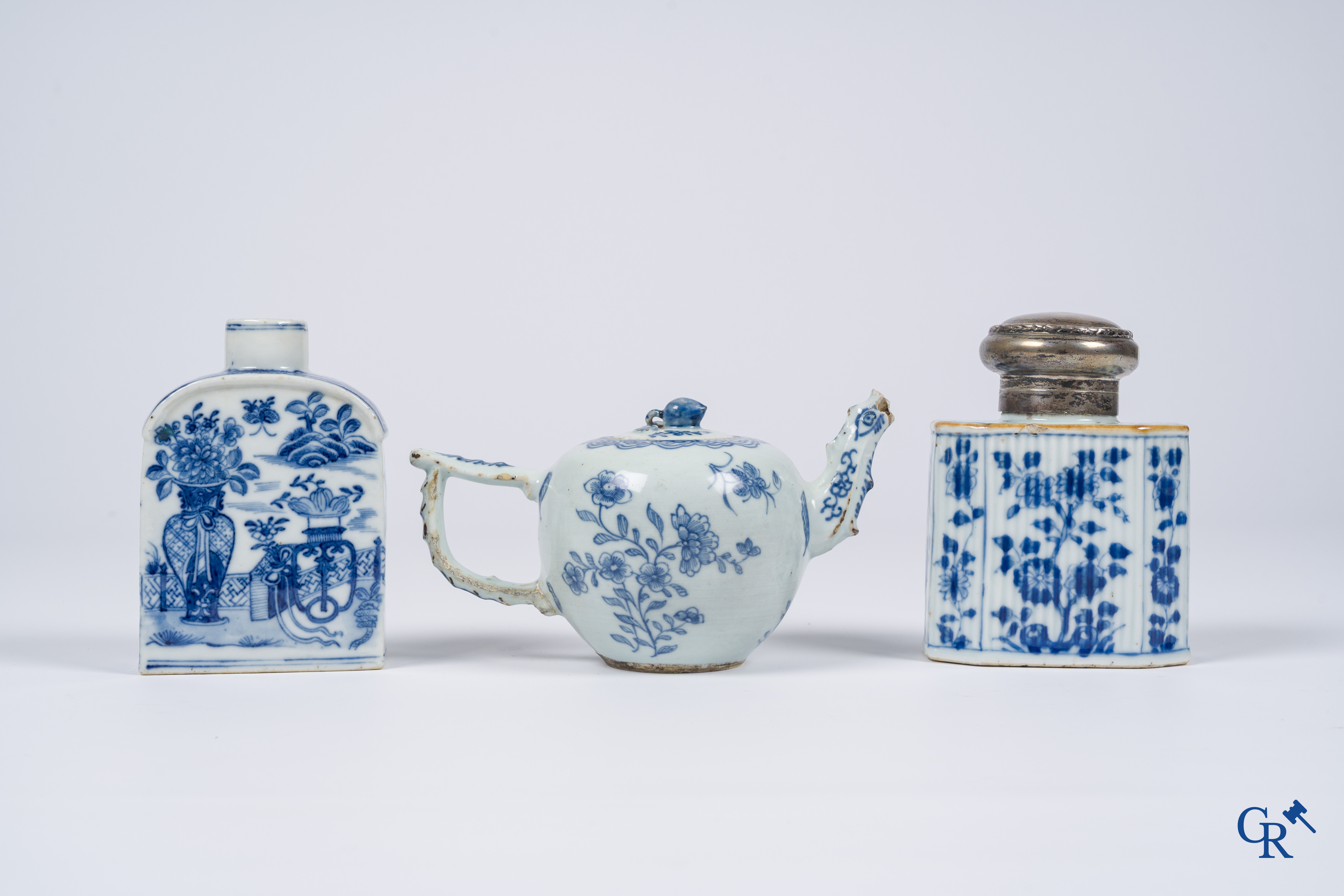 Asian Art, Chinese porcelain, 5 pieces blue and white porcelain. 18th-19th century.