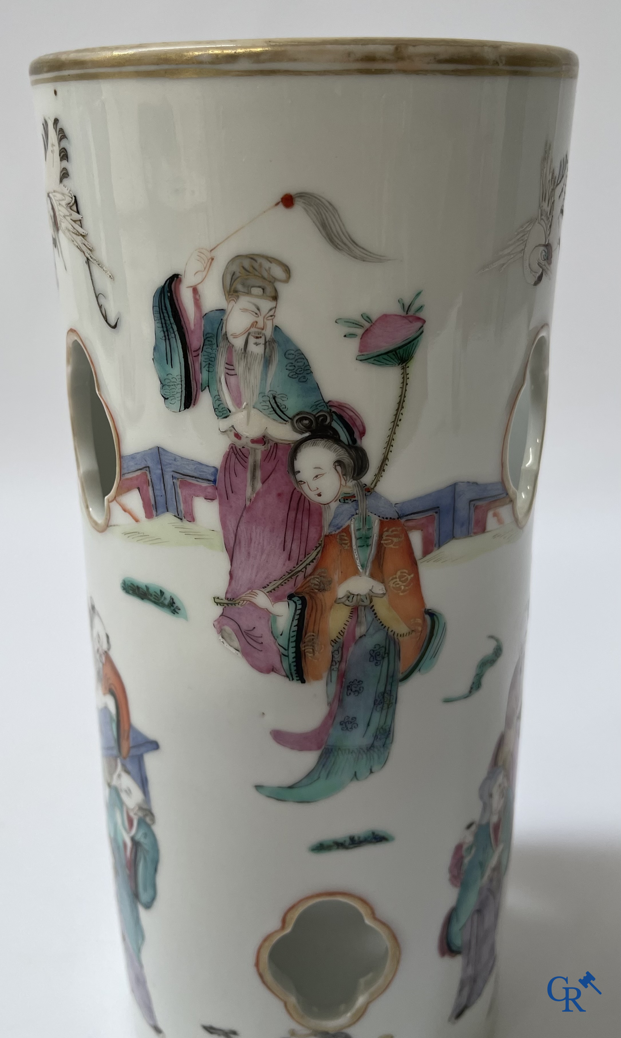 Aziatica, Chinees porselein. Een Chinese famille rose hoeden staander. Gemerkt. 19de eeuw.