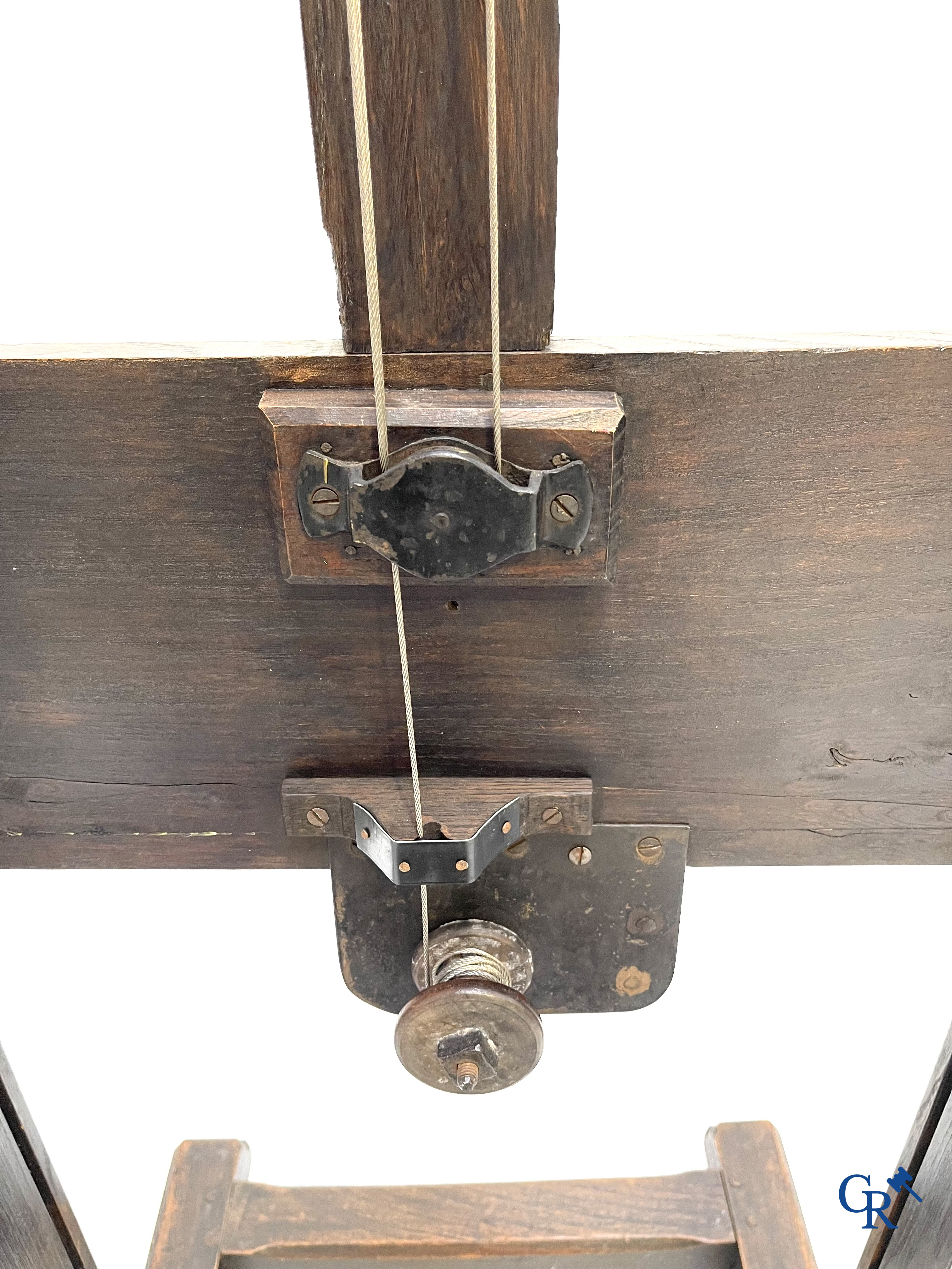 Een grote antieke atelier schildersezel met hoogteregelaar door middel van een draaikruk. 19de eeuw.