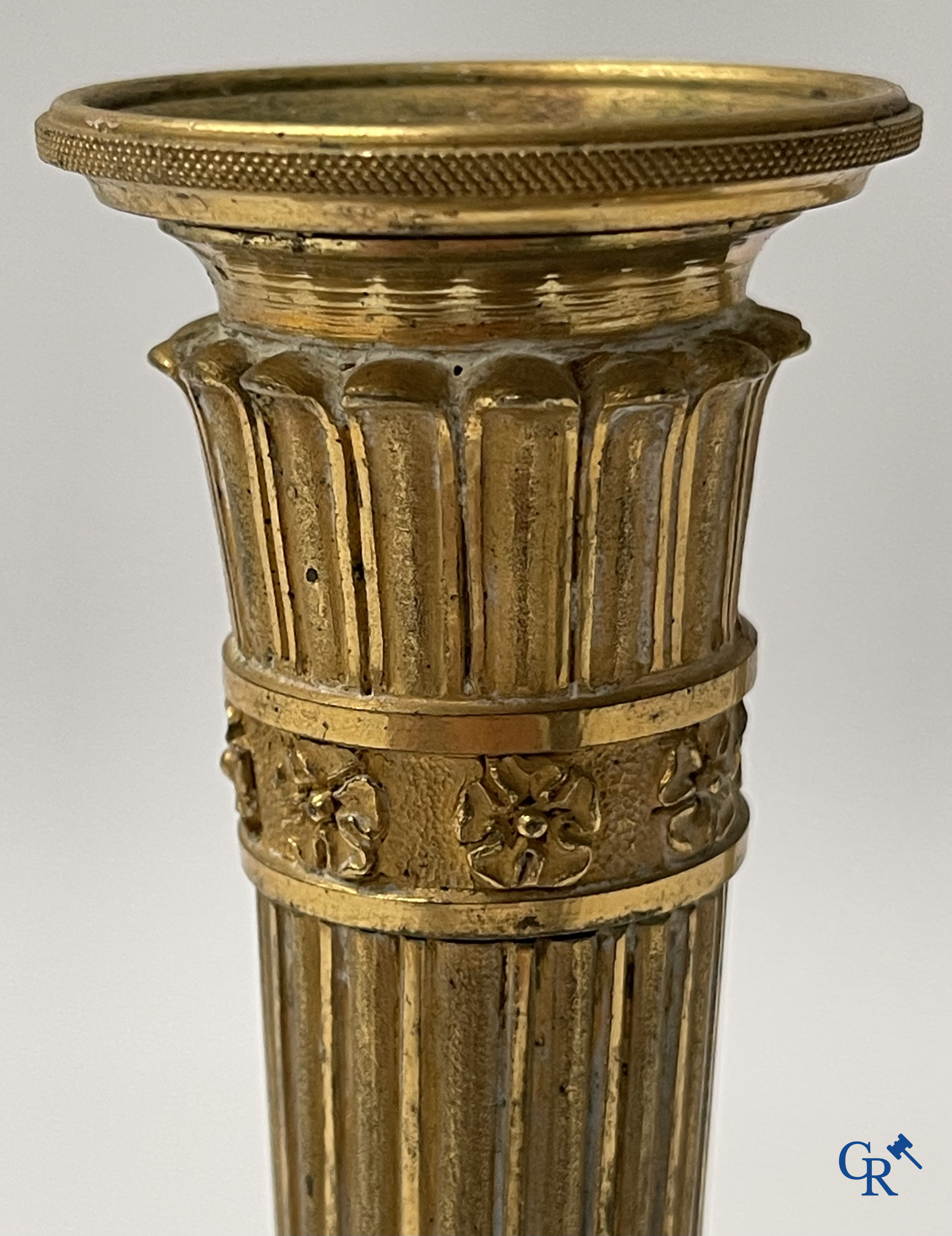 Epoque Empire, paire de bougeoirs en bronze finement ciselés et dorés. France, début du 19ème siècle.